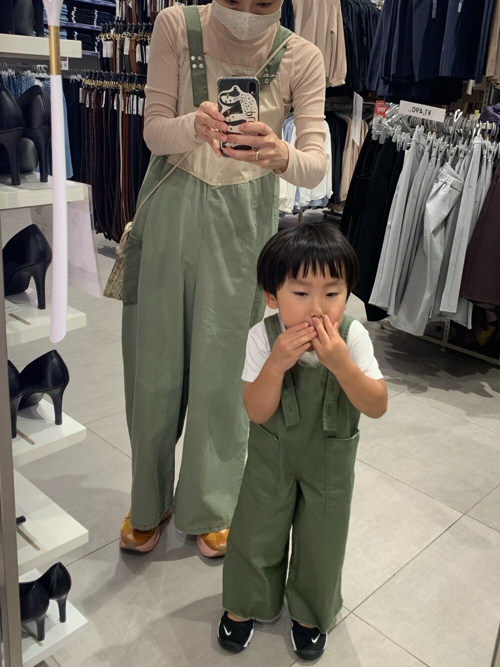 「秋のコーデ、秋服準備はじめました、3歳、おそろいコーデ、リンクコーデ、オールインワン、キッズコーデ、カジュアル」｜「CIAOPANIC TYPYの【ママとおそろい】麻混ストレッチフリンジサロペット（サロペット/オーバーオール、グリーン系）」を使った、kakeriko418さん（キッズ・100cm）の秋コーディネートの1枚目の写真