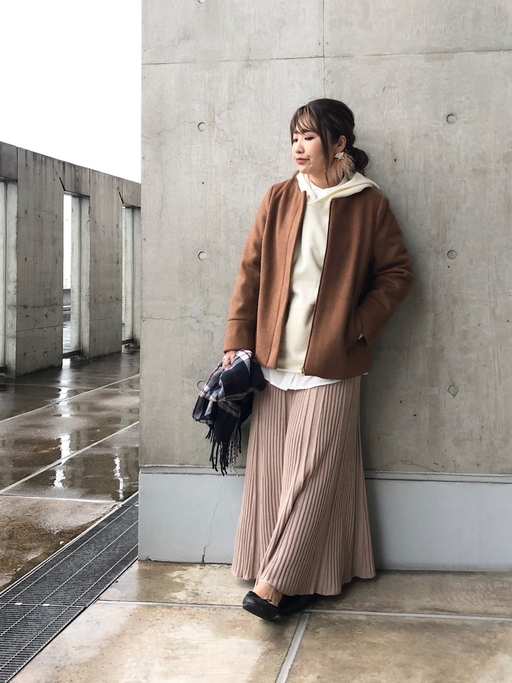 「やっぱりストリートが好き、きれいめカジュアル、大人カジュアル、レイヤードスタイル、ママコーデ、シャツ、チェック柄、コート、ニットスカート、パーカー」｜「DISCOATのフード付２WAYショートコート/ノーカラーコート/アウター（ノーカラージャケット、ブラウン系）」を使った、yuyuさん（レディース・157cm）の秋コーディネートの1枚目の写真