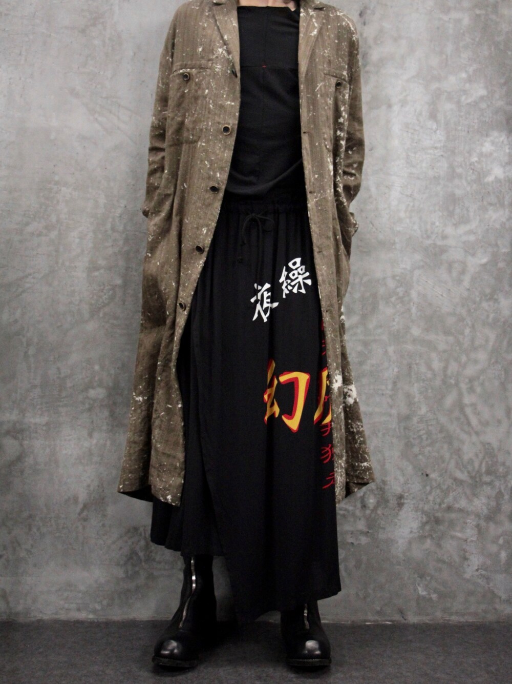 「Yohji Yamamotoのアイテム（パンツ、ブラック系）」を使った、Ambivさん（メンズ・170cm）の夏コーディネートの1枚目の写真