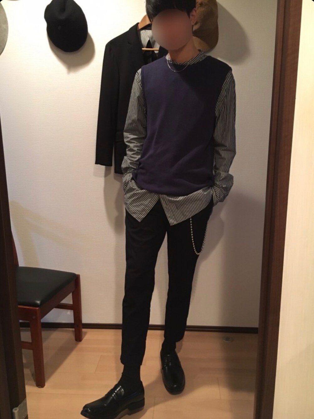「おうちファッション、カジュアル、ユニクロ、革靴、お洒落さんとつながりたい、休日スタイル、コロナに負けない、古着コーデ、ニットベスト、春コーデ」｜「UNIQLOのアイテム（シャツ/ブラウス、ブルー系）」を使った、kisukeさん（メンズ・175cm）の春コーディネートの1枚目の写真