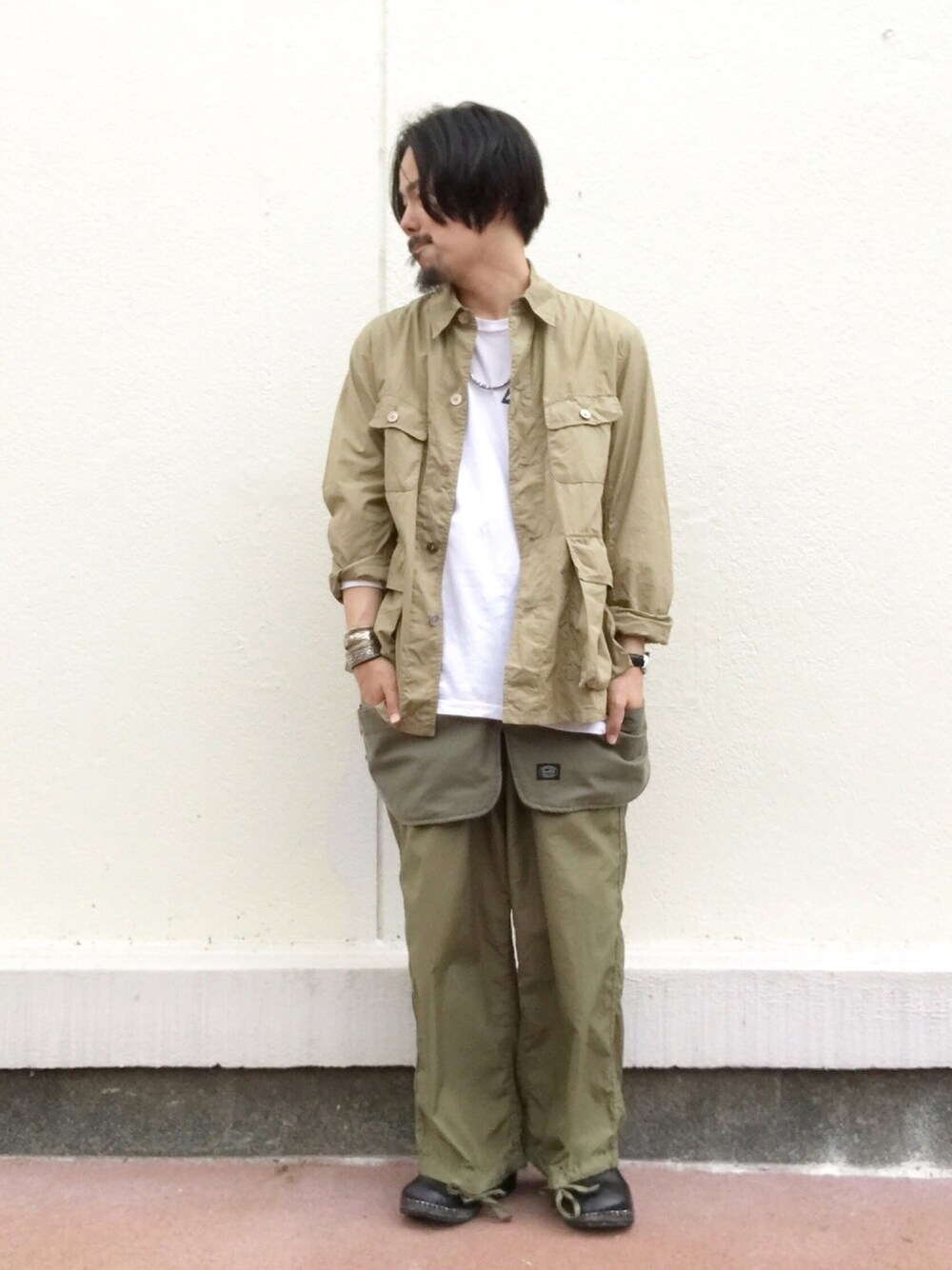 「KAPTAIN SUNSHINE、snowpeak、beams plus、aie、TROENTORP、ゆるコーデ、大人カジュアル、ビッグシルエット、白Tシャツ、キャンプとトシヤ」｜「Kaptain Sunshineのアイテム（ジャケット/アウター、ベージュ系）」を使った、toshiya kato／加藤 寿弥さん（メンズ・166cm）の夏コーディネートの1枚目の写真