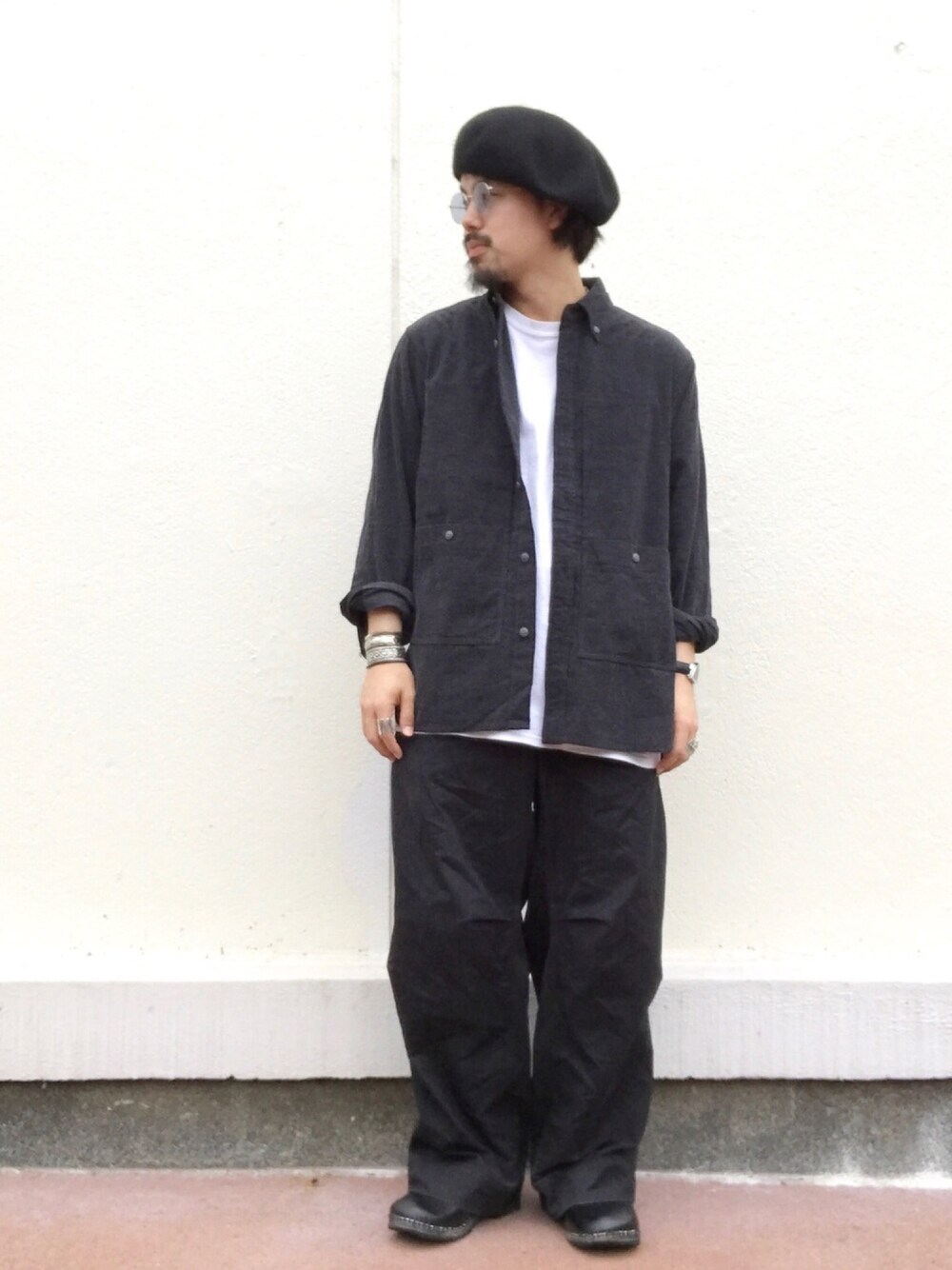 「snowpeak、TUKI、mountain research、カジュアル、カジュアルコーデ、黒、ブラック、秋冬、17AW、キャンプとトシヤ」｜「Snow Peakのアイテム（シャツ/ブラウス、グレー系）」を使った、toshiya kato／加藤 寿弥さん（メンズ・166cm）の夏コーディネートの1枚目の写真