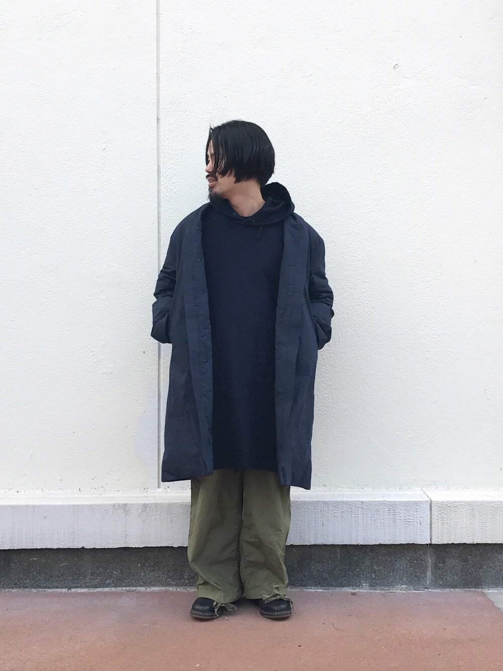 「snowpeak、KAPTAIN SUNSHINE、ENGINEERED GARMENTS、TROENTORP、ダウンコート、ダウンジャケット、インディゴ、ファッション、カジュアル、ネイビー」｜「Snow Peakのアイテム（ダウンジャケット/コート、ブルー系）」を使った、toshiya kato／加藤 寿弥さん（メンズ・166cm）の秋コーディネートの1枚目の写真