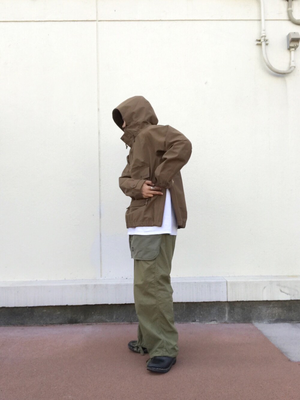 「snowpeak、KAPTAIN SUNSHINE、TROENTORP、エプロン、マウンテンパーカー、難燃、コヨーテ、キャンプ、アウトドアスタイル、プルオーバー」｜「Snow Peakのアイテム（マウンテンパーカー、ブラウン系）」を使った、toshiya kato／加藤 寿弥さん（メンズ・166cm）の秋コーディネートの1枚目の写真
