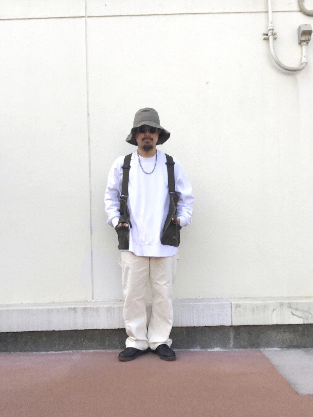 「snow peak、heavyweightcollections、NEEDLES、KIJIMA TAKAYUKI、MOTORATORY、beams plus、Dr.Martens、白、ベスト、ゆるコーデ」｜「Snow Peakのオカヤマ オックス パンツ -生成- （ユニセックス）（チノパンツ、ホワイト系）」を使った、toshiya kato／加藤 寿弥さん（メンズ・166cm）の冬コーディネートの1枚目の写真