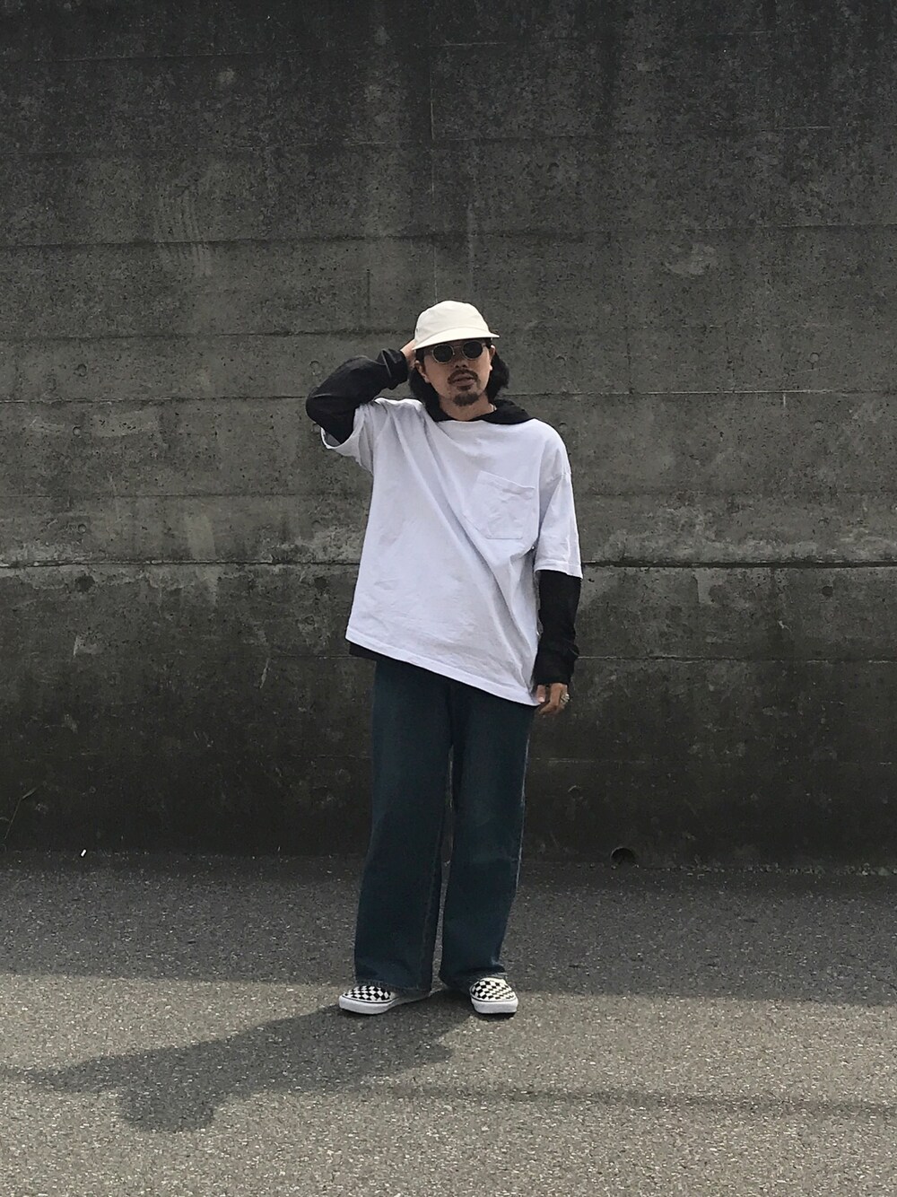 「snow peak、heavyweightcollections、ONIKI、UMIT BENAN、NOROLL、ssz、BEAMS、白Tシャツ、夏コーデ、Tシャツ×デニム」｜「Snow Peakのインセクトシールドプルオーバー♯3（パーカー、ブラック系）」を使った、toshiya kato／加藤 寿弥さん（メンズ・166cm）の夏コーディネートの1枚目の写真