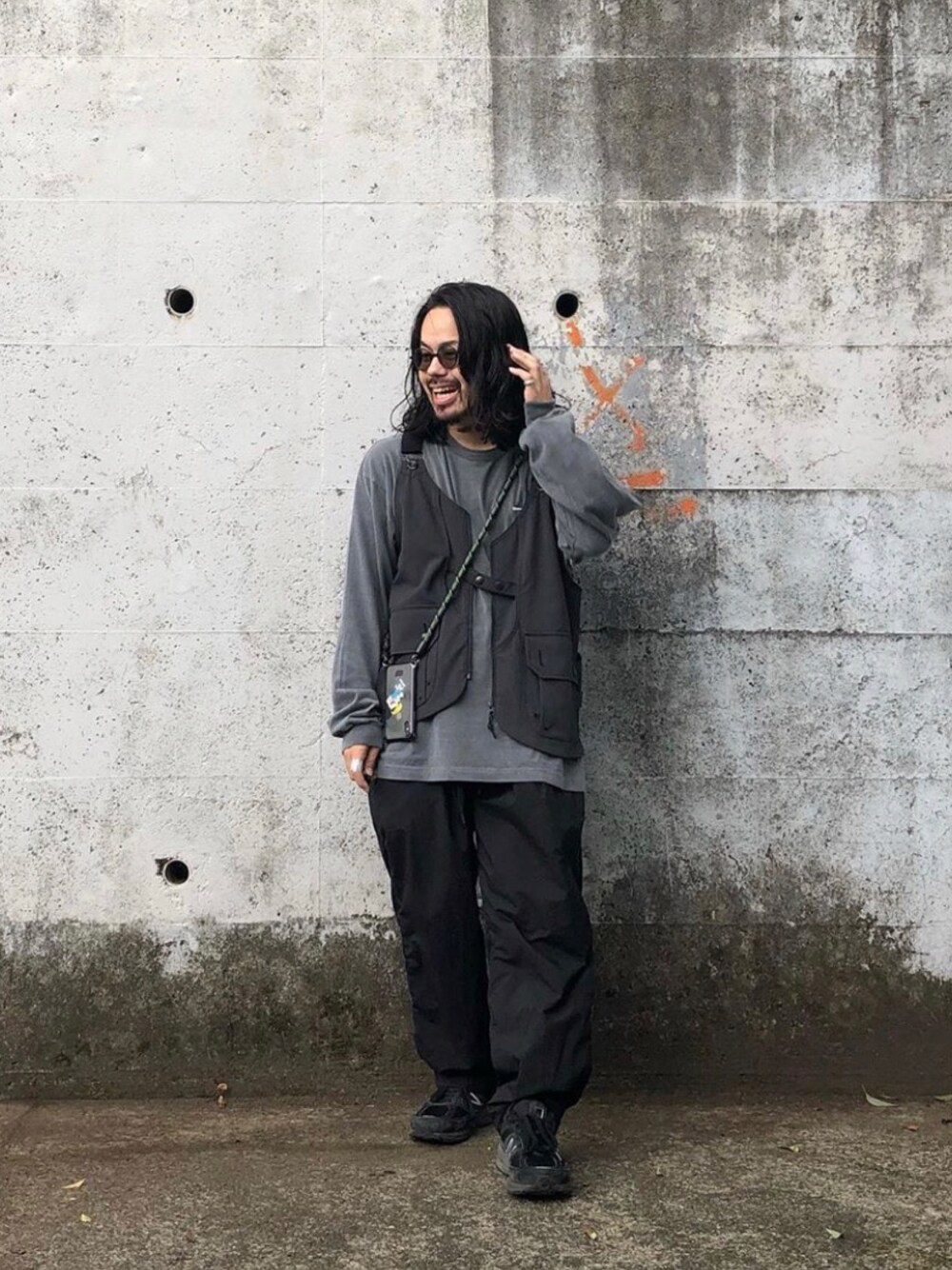 ブラック系のベストを着用したメンズの秋コーディネートの1枚目の写真