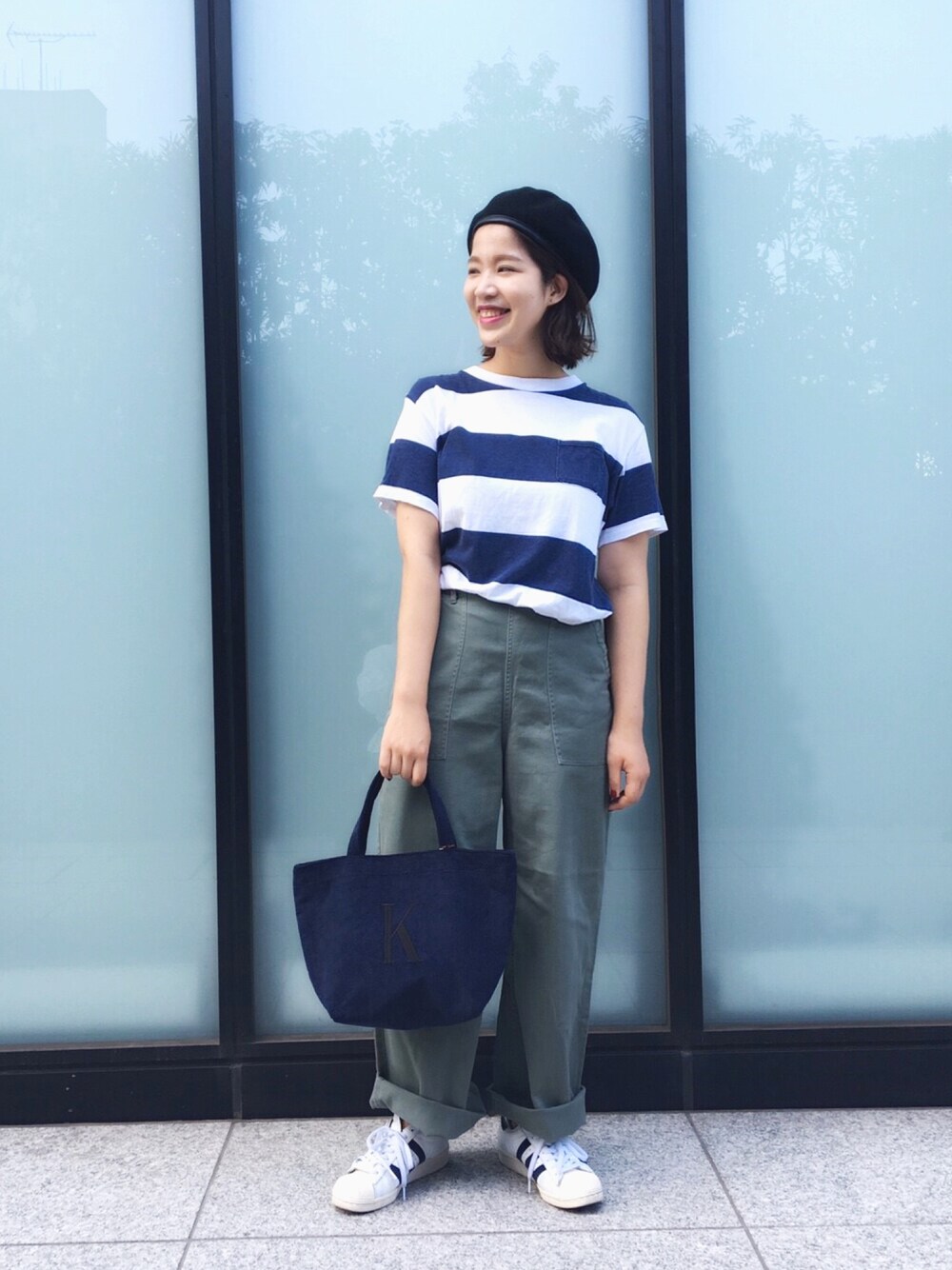 「コーデュロイ、ベレー帽、黒ベレー帽、ヒッチハイク(HITCH HIKE)、ヒッチハイクマーケット、ボーダートップス、カーキパンツ」｜「SEVENDAYS=SUNDAYのアイテム（Tシャツ/カットソー、ブルー系）」を使った、きたのさん（レディース・159cm）の夏コーディネートの1枚目の写真