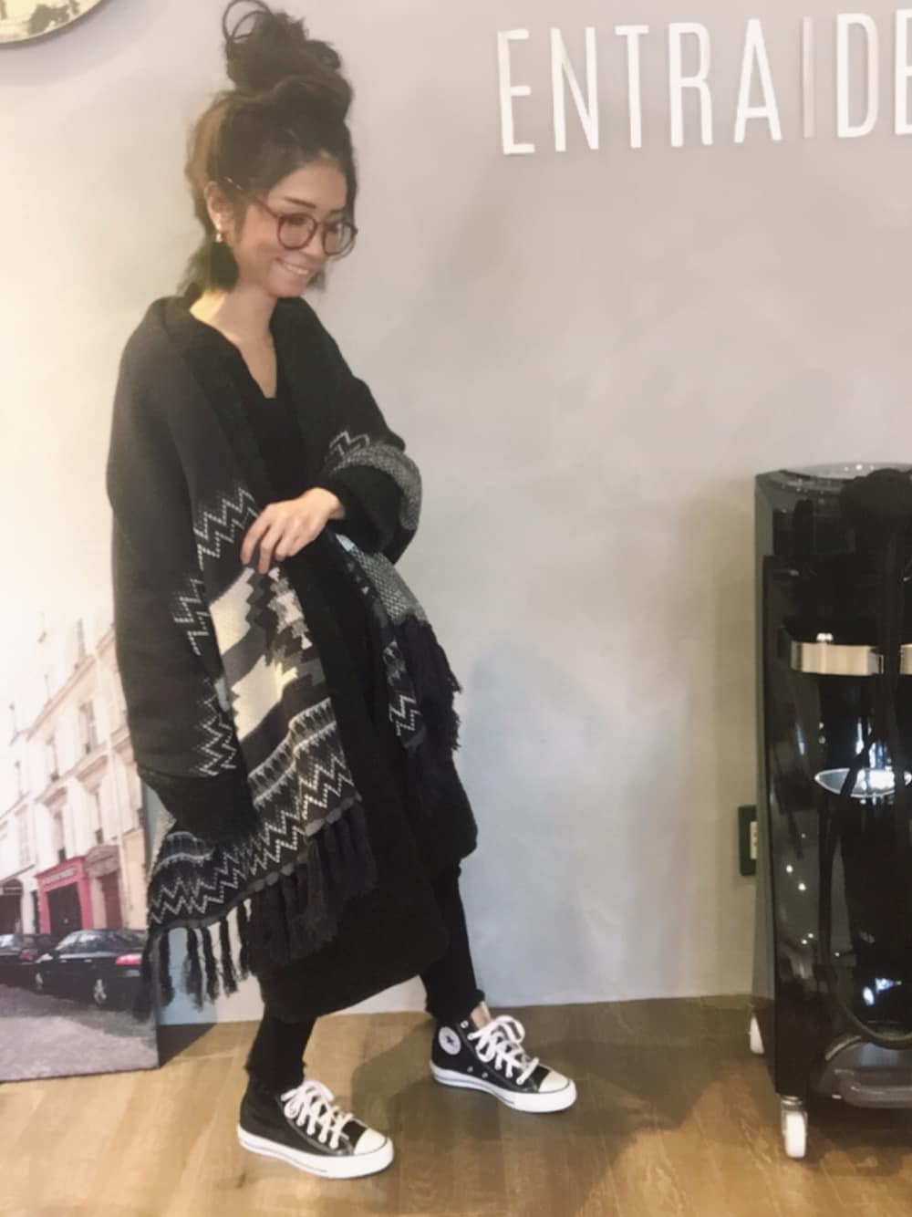 ブラック系のニット/セーター、ブラック系のデニムパンツ、グレー系のチェスターコートを着用したレディースの冬コーディネートの1枚目の写真