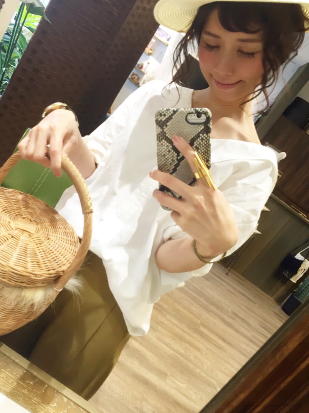 「シンプルコーデ、大人カジュアル、シャツスタイル、ホワイト、ゆるコーデ、ママコーデ、美容師、通勤コーデ」｜「AMERICAN RAG CIEのアイテム（かごバッグ、ベージュ系）」を使った、SHIORI HIRAI◡̈さん（レディース・153cm）の春コーディネートの1枚目の写真