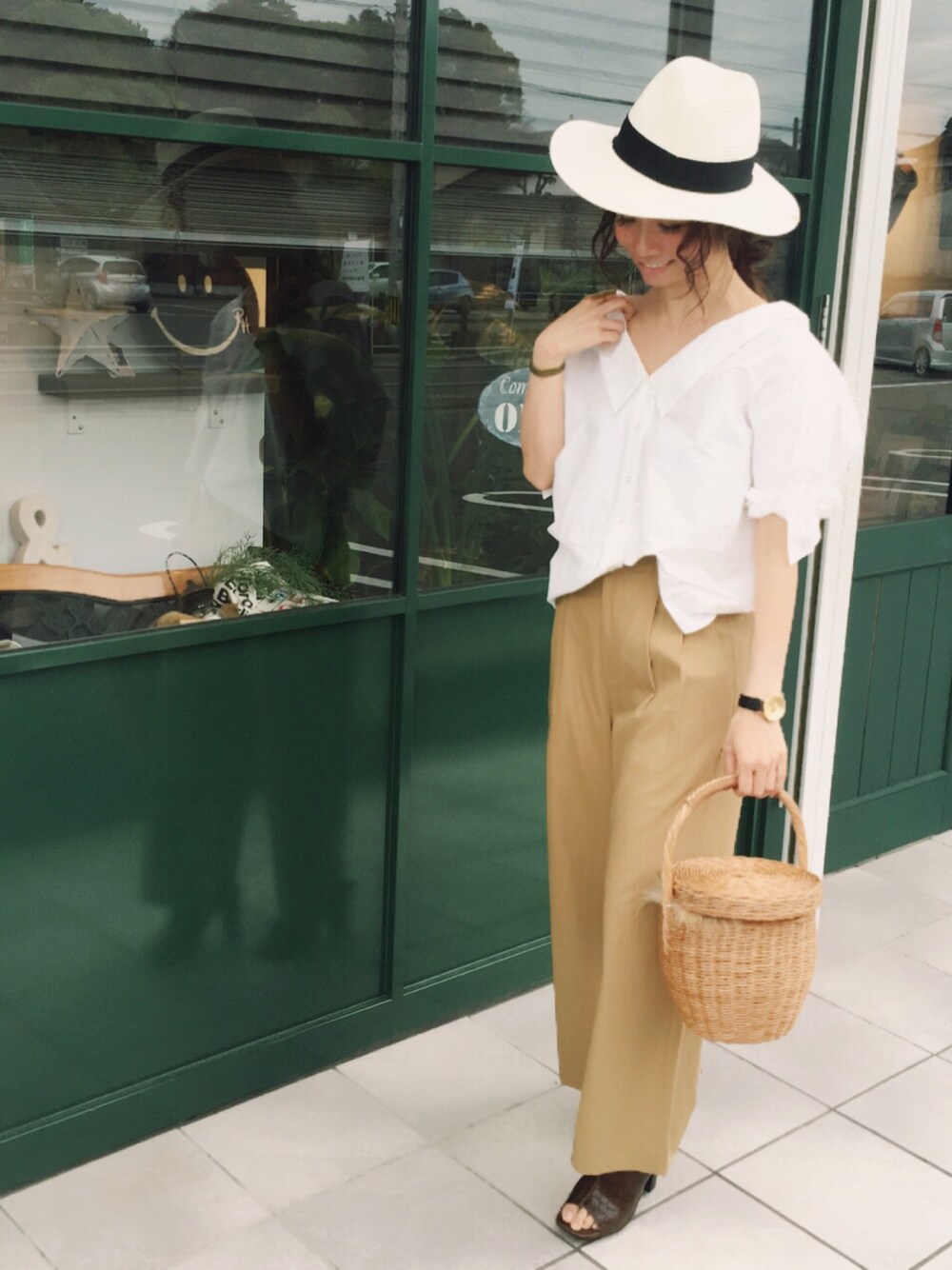 「シンプルコーデ、大人カジュアル、シャツスタイル、ホワイト、ゆるコーデ、シャツ、オフショル、美容師、ママコーデ」｜「Mila Owenの中折れブレードハット（ハット、ホワイト系）」を使った、SHIORI HIRAI◡̈さん（レディース・153cm）の春コーディネートの1枚目の写真