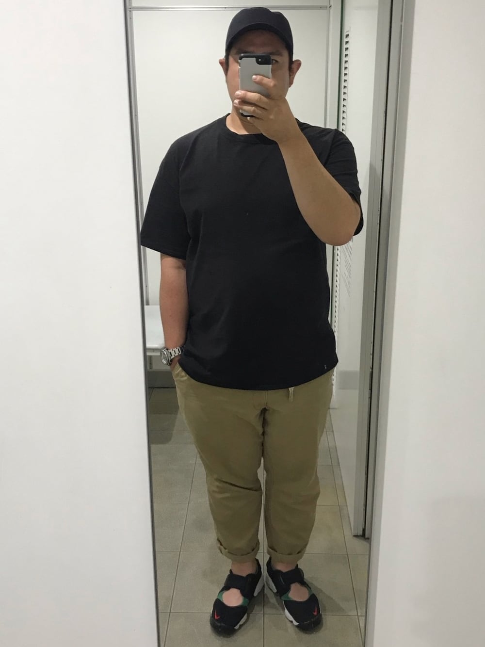 「シンプル、無地T、Hanes、BEEFY、チノパン、ユニクロ、NIKE、AIR RIFT、いつもの感じ、エアリフト」｜「HANESの[HANES/ヘインズ] BEEFY ビーフィークルーネックTシャツ（Tシャツ/カットソー、ブラック系）」を使った、ヒデさん（メンズ・180cm）の夏コーディネートの1枚目の写真