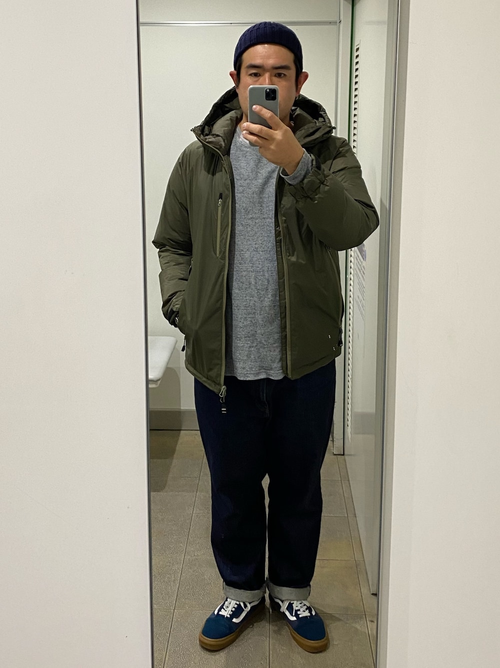 「ダウンジャケット、NANGA、カーキ、ユニクロ、デニム、ニット帽、VANS、oldskool、ガムソール」｜「UNIQLOのワッフルクルーネックT（長袖）（Tシャツ/カットソー、グレー系）」を使った、ヒデさん（メンズ・180cm）の冬コーディネートの1枚目の写真