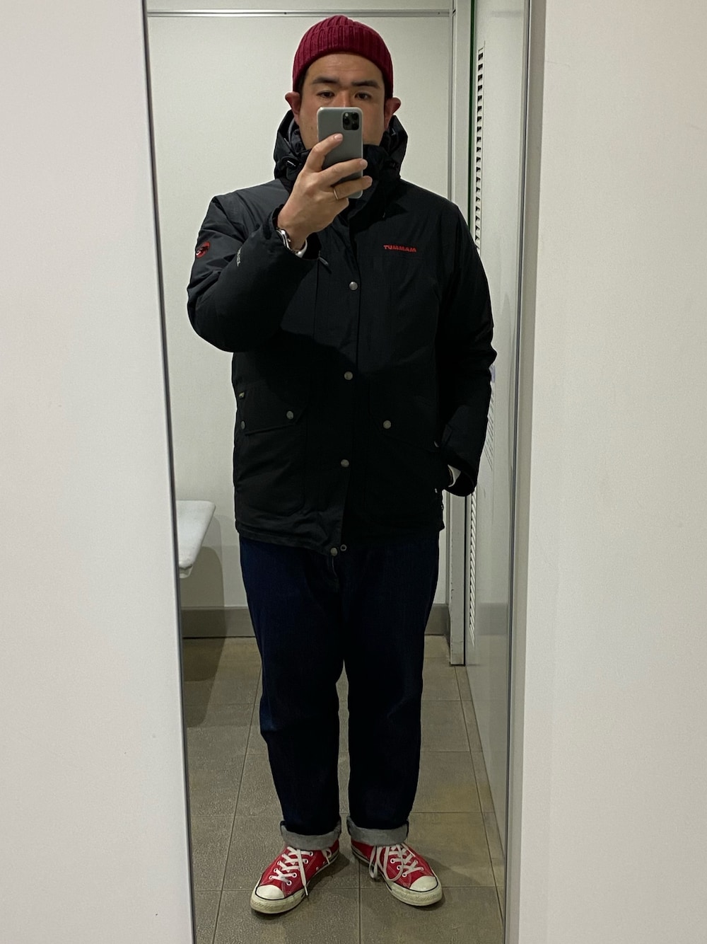 「MAMMUT、ダウンジャケット、GORE-TEX、デニム、ユニクロ、converse、ALL STAR、ニット帽」｜「Mammutのアイテム（ダウンジャケット/コート、ブラック系）」を使った、ヒデさん（メンズ・180cm）の冬コーディネートの1枚目の写真