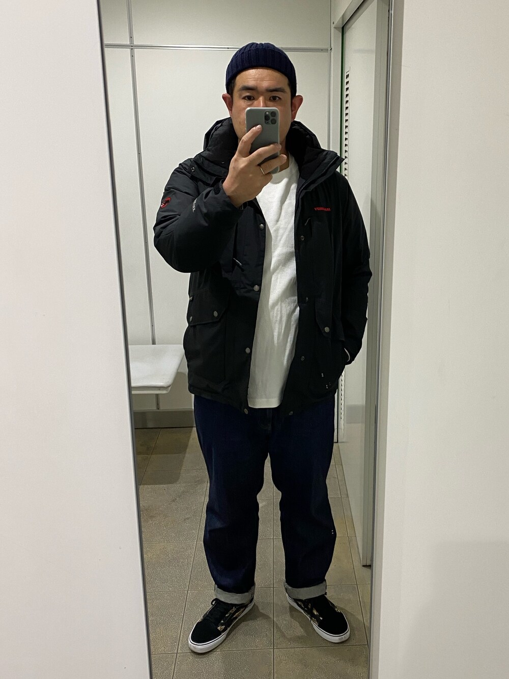 「MAMMUT、ダウンジャケット、GORE-TEX、ユニクロ、デニム、VANS、oldskool、タイガーカモ、ニット帽」｜「Mammutのアイテム（ダウンジャケット/コート、ブラック系）」を使った、ヒデさん（メンズ・180cm）の冬コーディネートの1枚目の写真