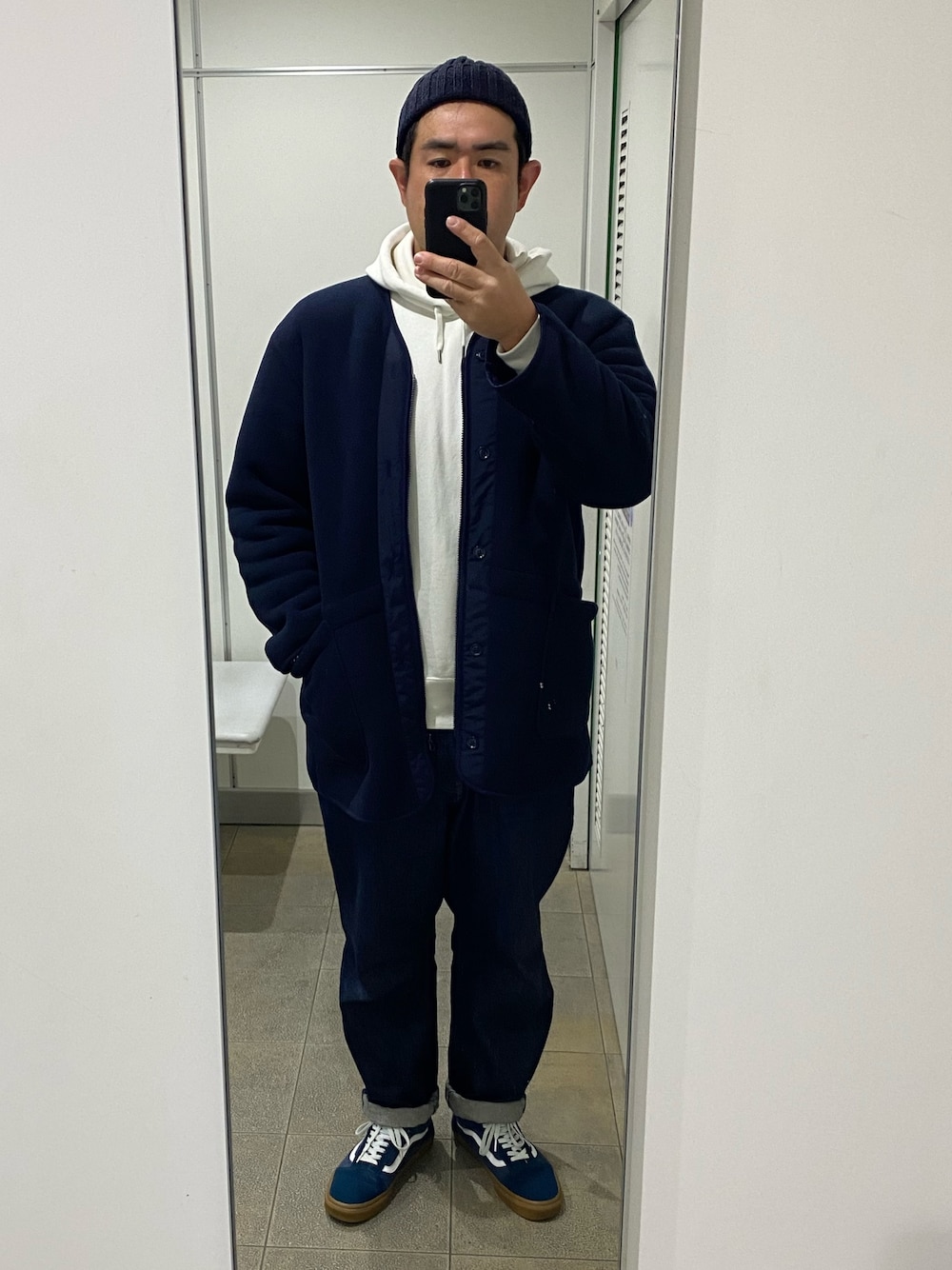 「ユニクロ、フリース、パーカー、デニム、ユニクロ×エンジニアードガーメンツ、ニット帽、VANS、oldskool」｜「UNIQLOのフリースノーカラーコート（その他アウター、ブルー系）」を使った、ヒデさん（メンズ・180cm）の冬コーディネートの1枚目の写真