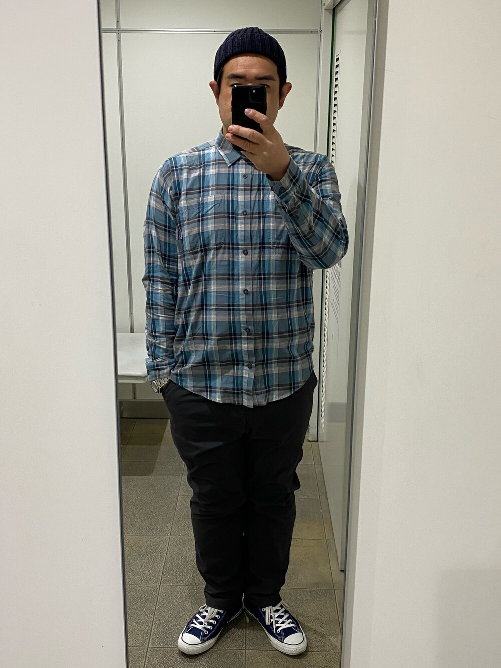 「patagonia、チェックシャツ、ネルシャツ、古着、ニット帽、converse、ALL STAR、ユニクロ、ナイロンギアパンツ」｜「patagoniaのアイテム（シャツ/ブラウス、ブルー系）」を使った、ヒデさん（メンズ・180cm）の春コーディネートの1枚目の写真