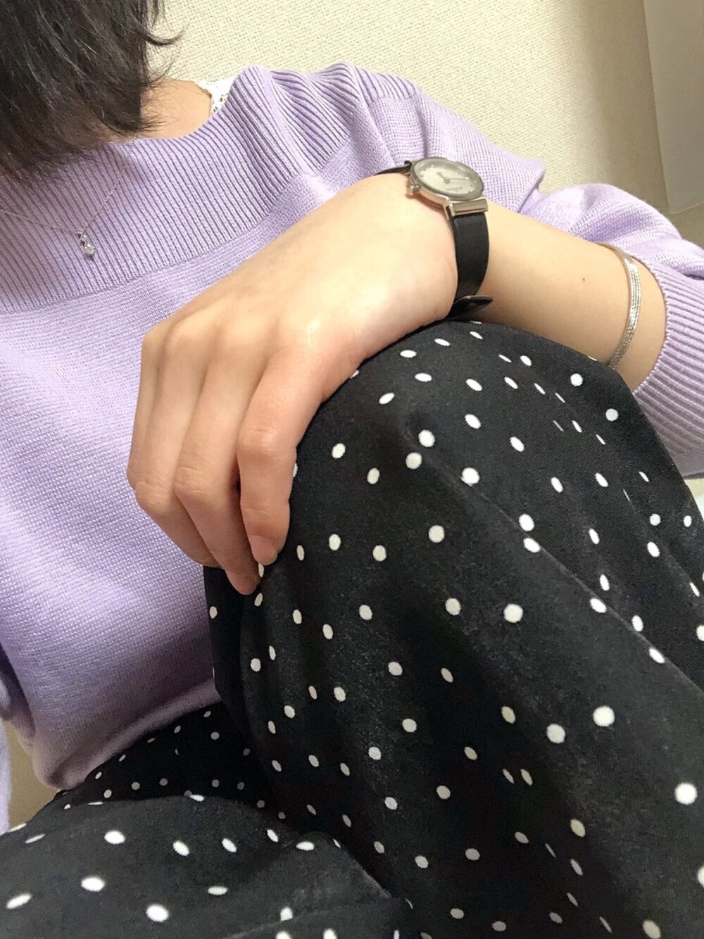 ブラック系のパンツ、その他のトップス、ブラック系のアナログ腕時計を着用したレディースの冬コーディネートの1枚目の写真