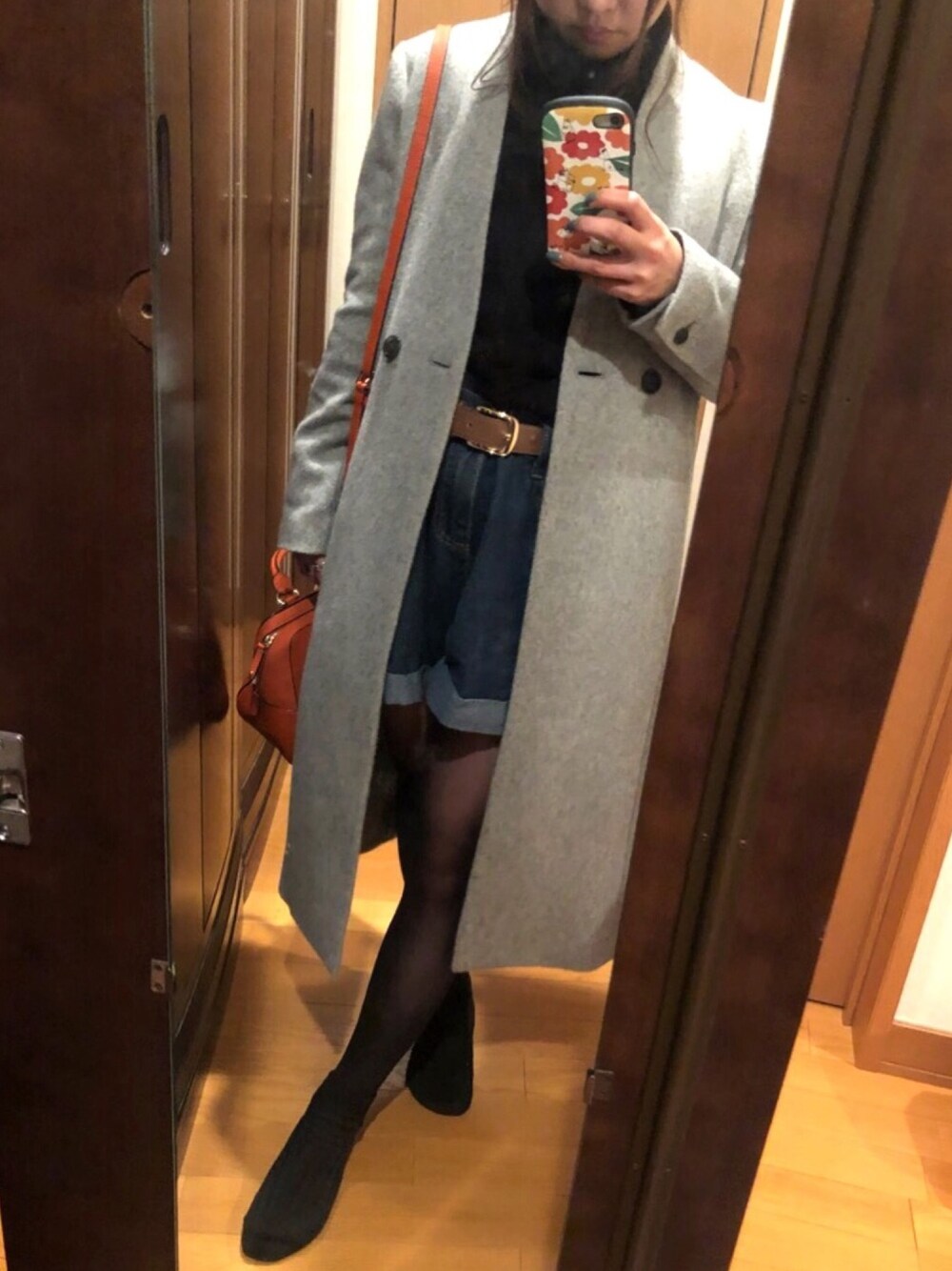 ブルー系のその他パンツ、オレンジ系のバッグ、グレー系のその他アウターを着用したレディースの冬コーディネートの1枚目の写真