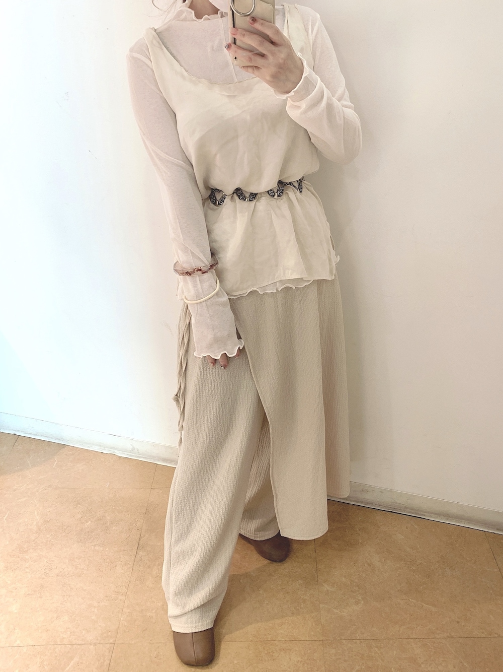 「ブーツ、しまむら、淡色コーデ、淡色女子、ベージュ、低身長、パンツスタイル、春服、プチプラ、重ね着」｜「しまむらのアイテム（パンツ、ベージュ系）」を使った、𝘺𝘶𝘮𝘪さん（レディース・152cm）の春コーディネートの1枚目の写真