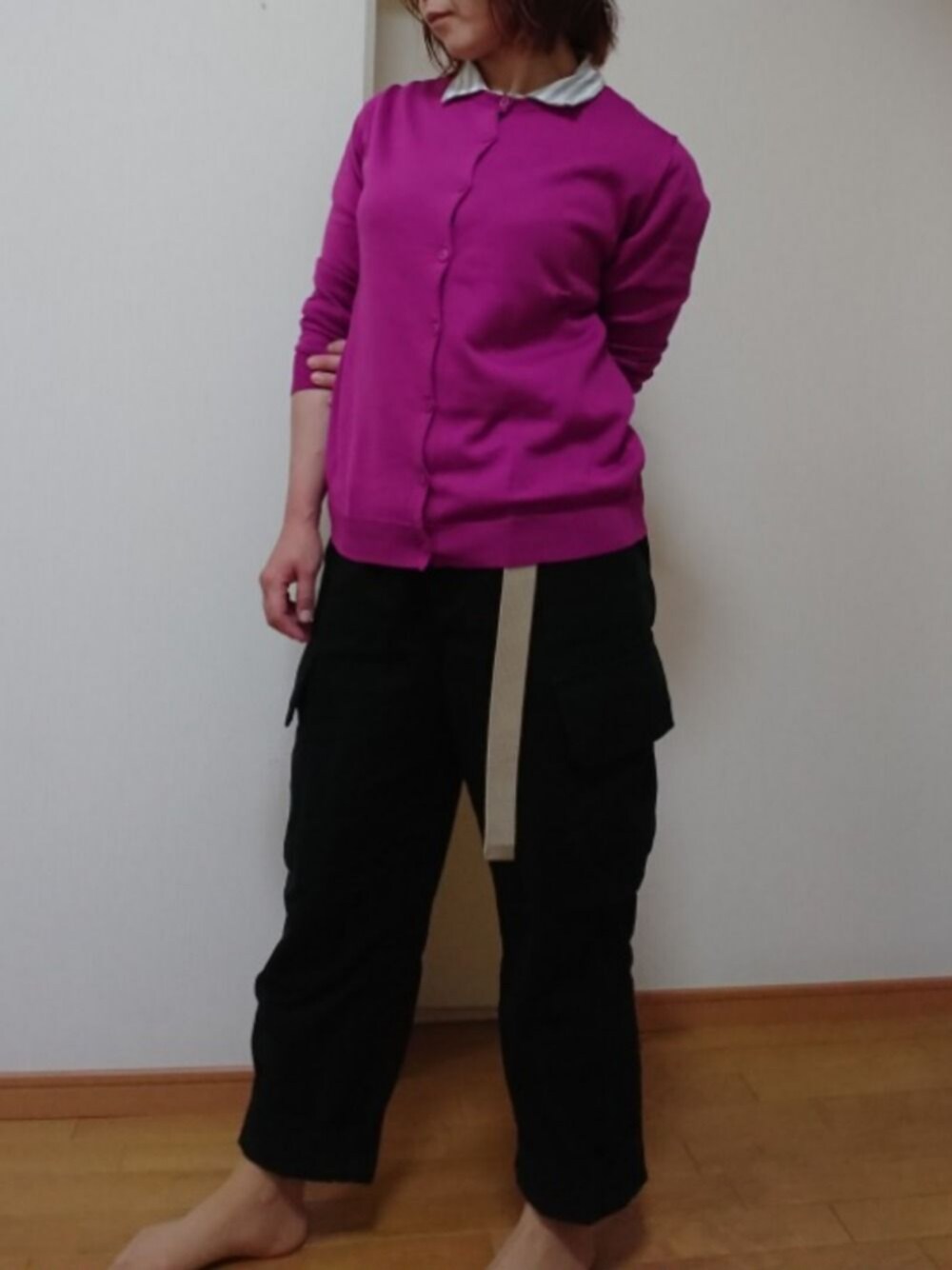 ブラック系のカーゴパンツ、ホワイト系のシャツ/ブラウス、ピンク系のカーディガン/ボレロを着用したレディースの春コーディネートの1枚目の写真