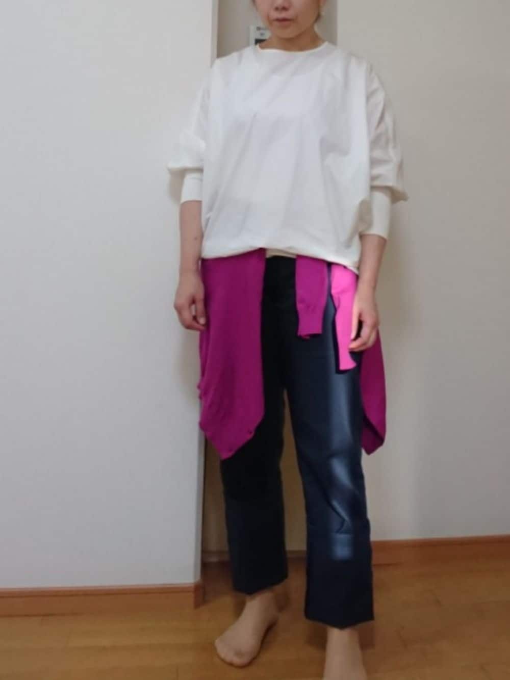 「出勤コーデ、ワークパンツ、ユニクロ、アラフォー、アラフォーコーデ、パンツスタイル、シンプルコーデ」｜「mizuiroindのアイテム（シャツ/ブラウス、ホワイト系）」を使った、ミドコさん（レディース・155cm）の春コーディネートの1枚目の写真