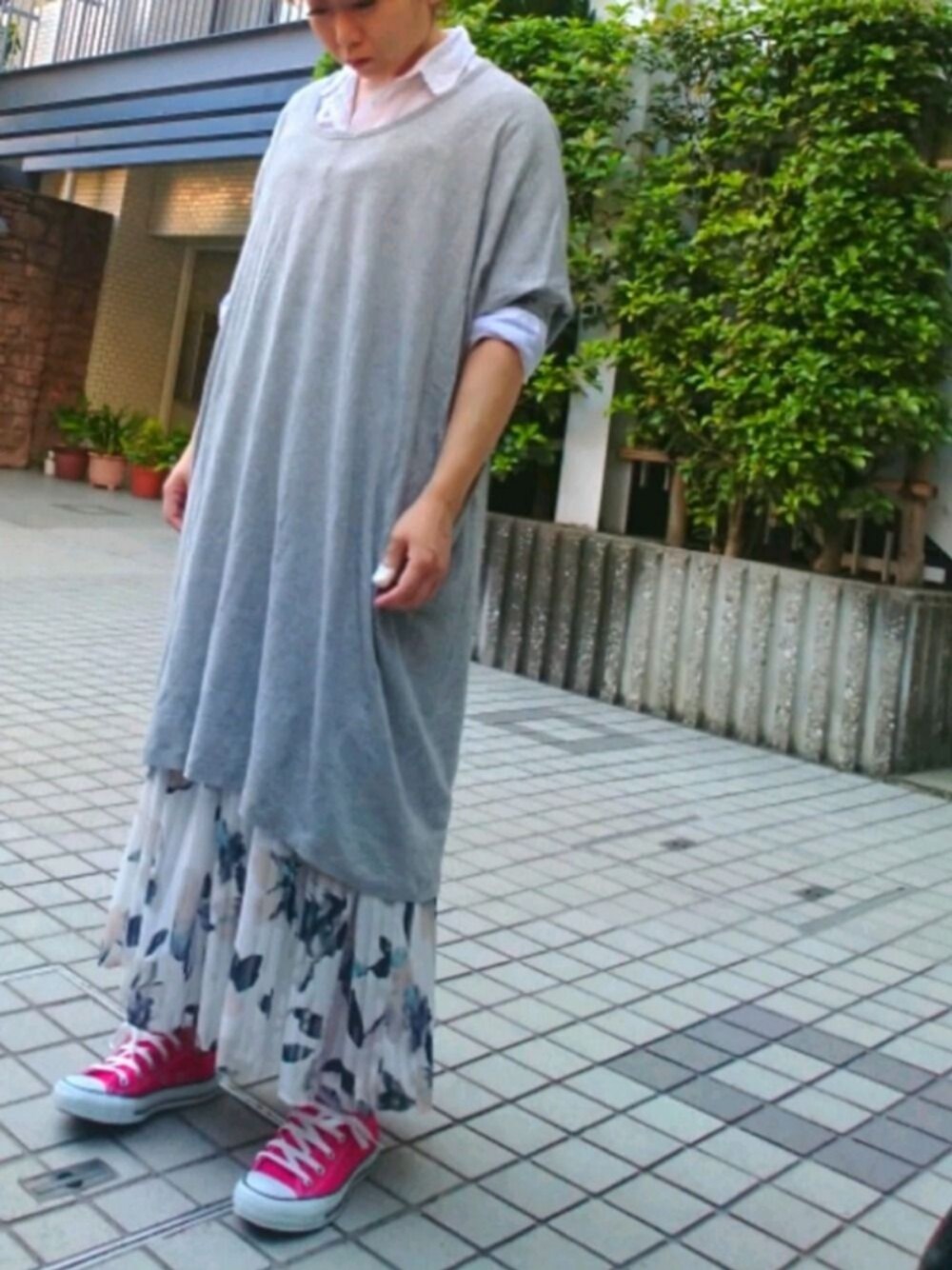 「出勤コーデ、ゆるコーデ、だらだら」｜「KBFのアイテム（ワンピース、グレー系）」を使った、ミドコさん（レディース・155cm）の春コーディネートの1枚目の写真