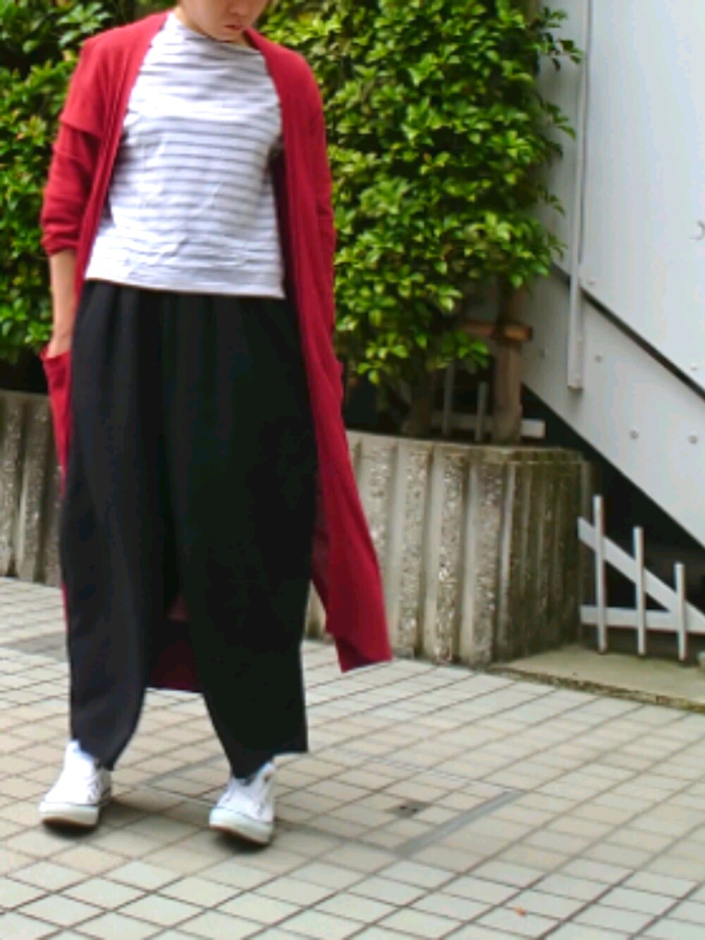 「通勤コーデ」｜「URBAN RESEARCHのアイテム（カーディガン/ボレロ、レッド系）」を使った、ミドコさん（レディース・155cm）の春コーディネートの1枚目の写真