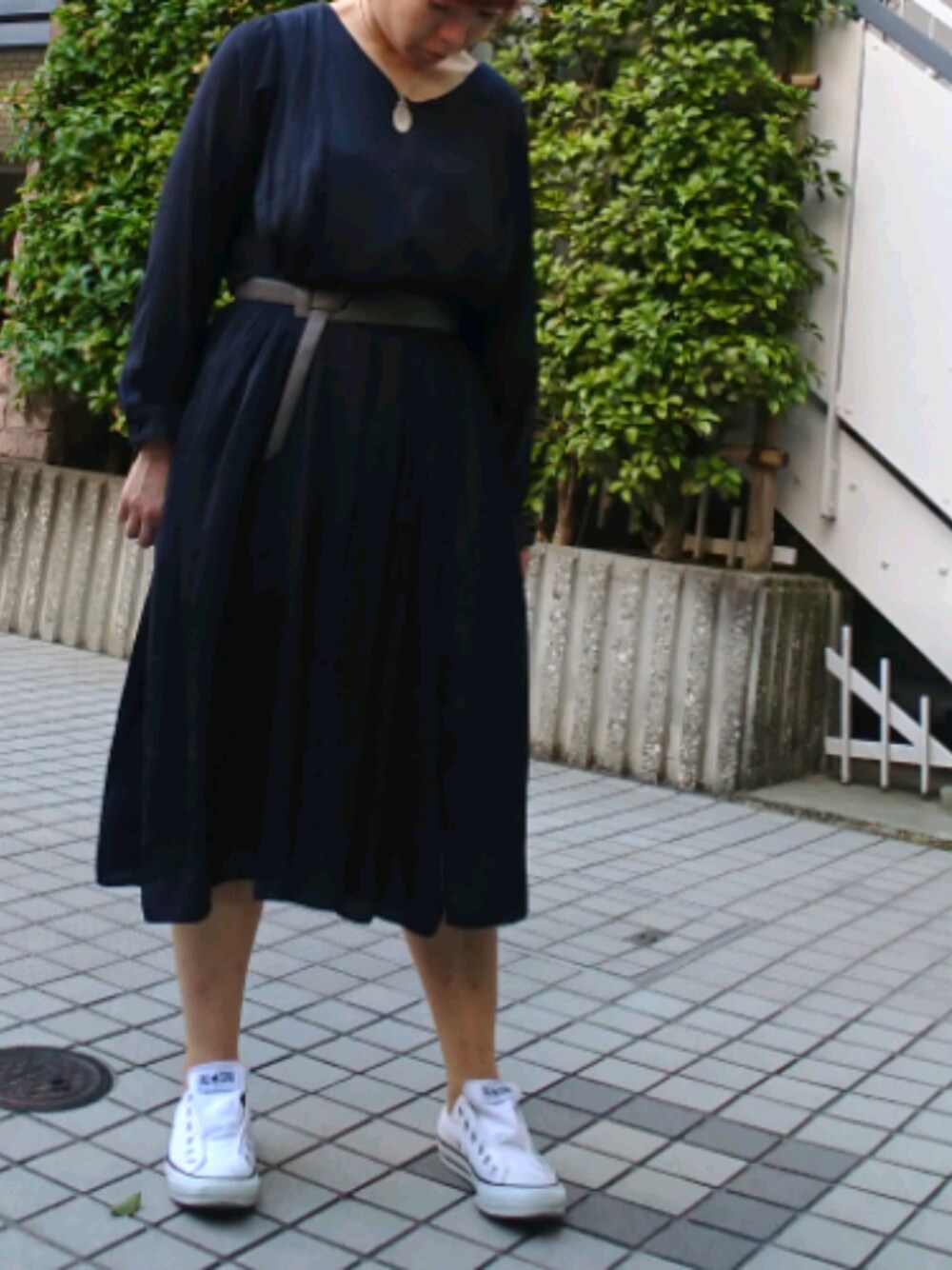 「通勤コーデ」｜「URBAN RESEARCHのアイテム（ワンピース、ブルー系）」を使った、ミドコさん（レディース・155cm）の春コーディネートの1枚目の写真