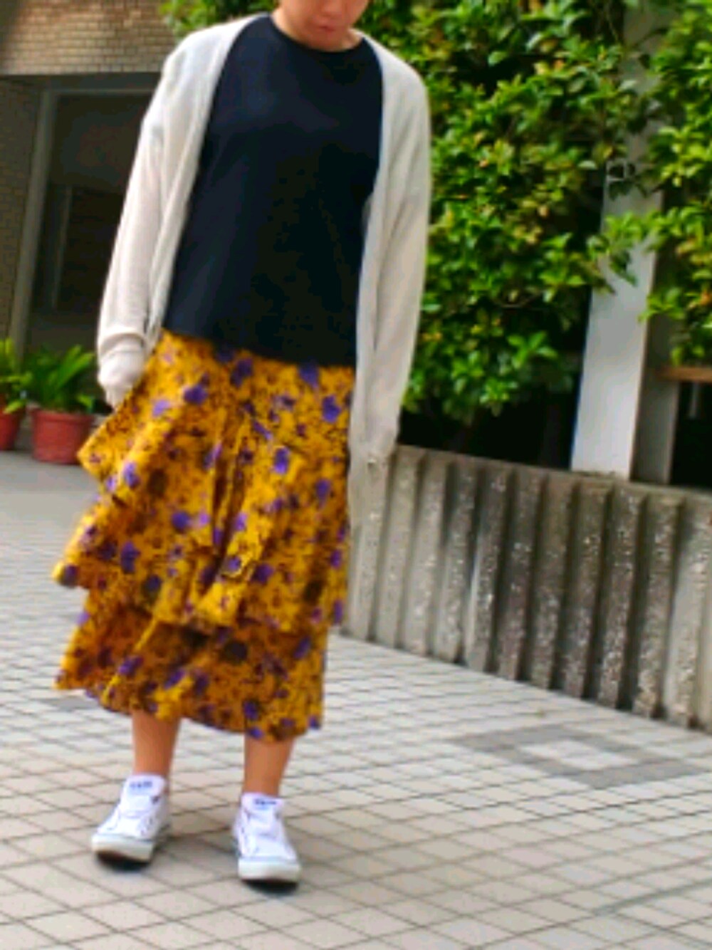 「通勤コーデ」｜「UNIQLOのアイテム（Tシャツ/カットソー、ブラック系）」を使った、ミドコさん（レディース・155cm）の春コーディネートの1枚目の写真