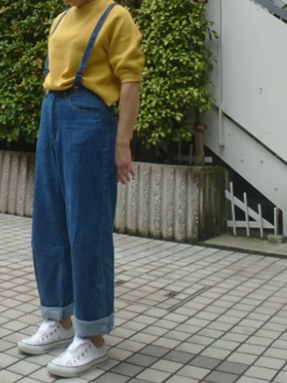 「通勤コーデ、サスツキパンツ、デニム、プチプラ、シンプル、テキトーですみません、カジュアル、アラフォー、アラフォーコーデ、ミニオンズ」｜「GUのアイテム（Tシャツ/カットソー、イエロー系）」を使った、ミドコさん（レディース・155cm）の夏コーディネートの1枚目の写真