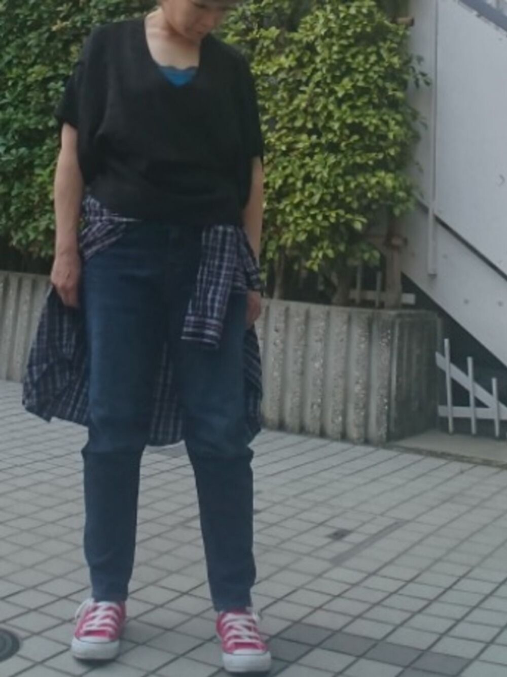 「通勤コーデ、アラフォー、アラフォーコーデ、いつもの感じ、メンズライク、変形デニム」｜「RNA-Nのアイテム（デニムパンツ、ブルー系）」を使った、ミドコさん（レディース・155cm）の夏コーディネートの1枚目の写真