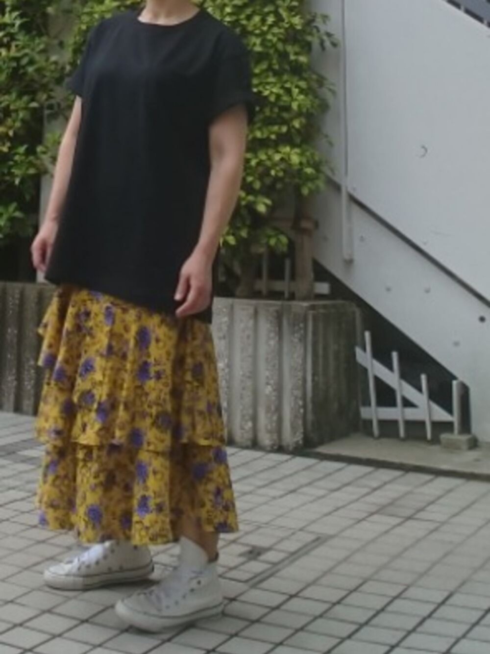 「通勤コーデ、ゆるコーデ、アラフォー、アラフォーコーデ、プチプラミックス」｜「KBF+のKBF+　フラワープリントボリュームスカート（スカート、イエロー系）」を使った、ミドコさん（レディース・155cm）の夏コーディネートの1枚目の写真