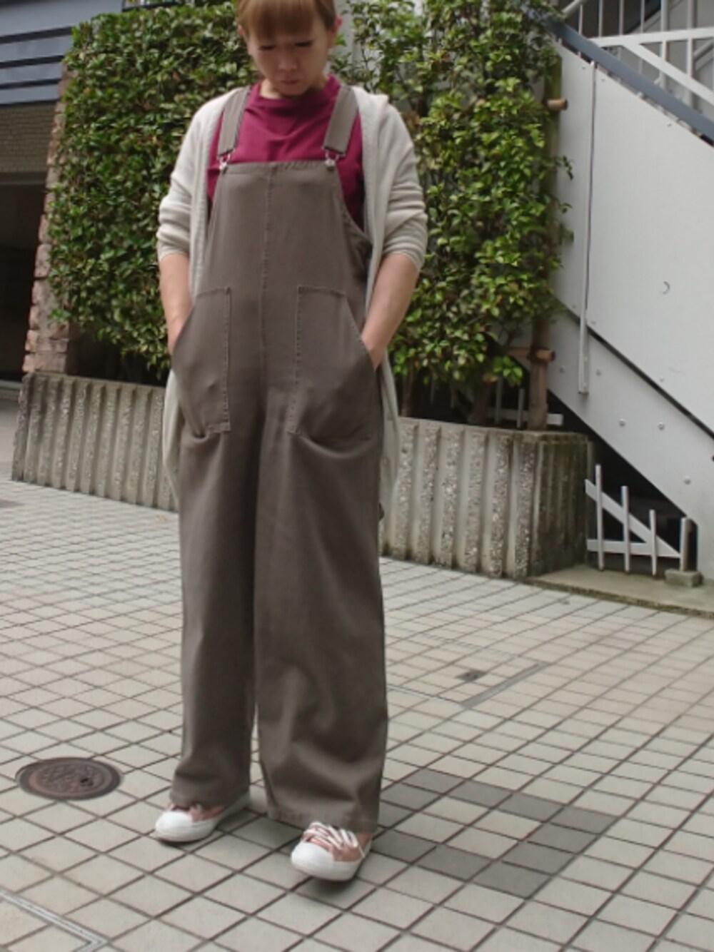 「通勤コーデ、いつもの感じ、アラフォー、ゆるすぎるだろ、ダサい」｜「KBFのWEB限定　ワイドオーバーオール（サロペット/オーバーオール、グリーン系）」を使った、ミドコさん（レディース・155cm）の夏コーディネートの1枚目の写真