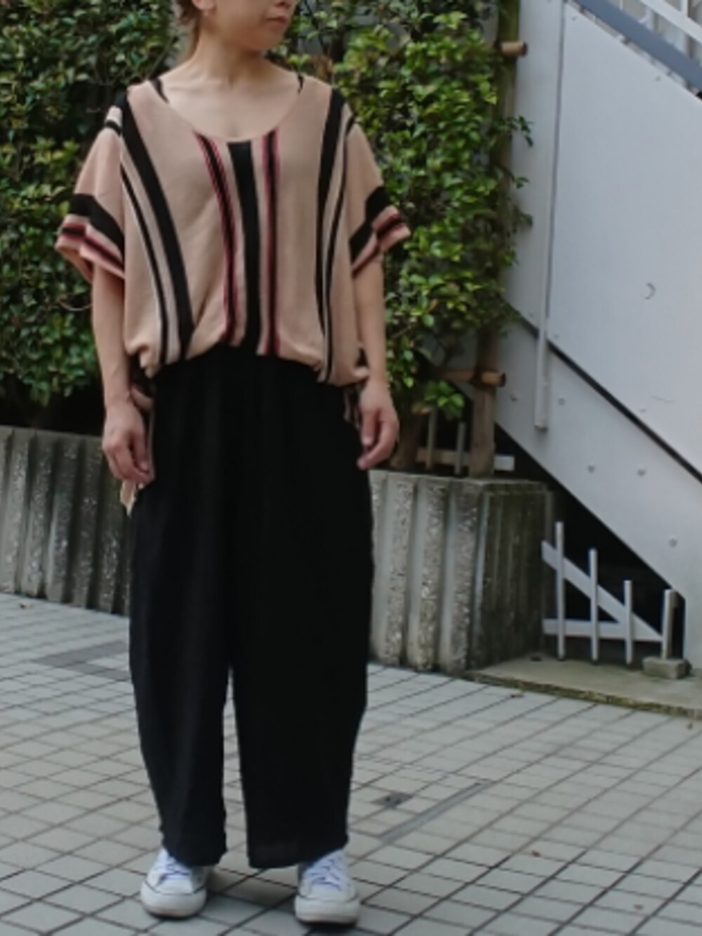 「通勤コーデ、アラフォー、アラフォーコーデ、夏コーデ、ゆるコーデ、バルーンパンツ、モード気取り、パンツスタイル、converse、サマーニット」｜「KBFのバルーンパンツ（その他パンツ、ブラック系）」を使った、ミドコさん（レディース・155cm）の夏コーディネートの1枚目の写真