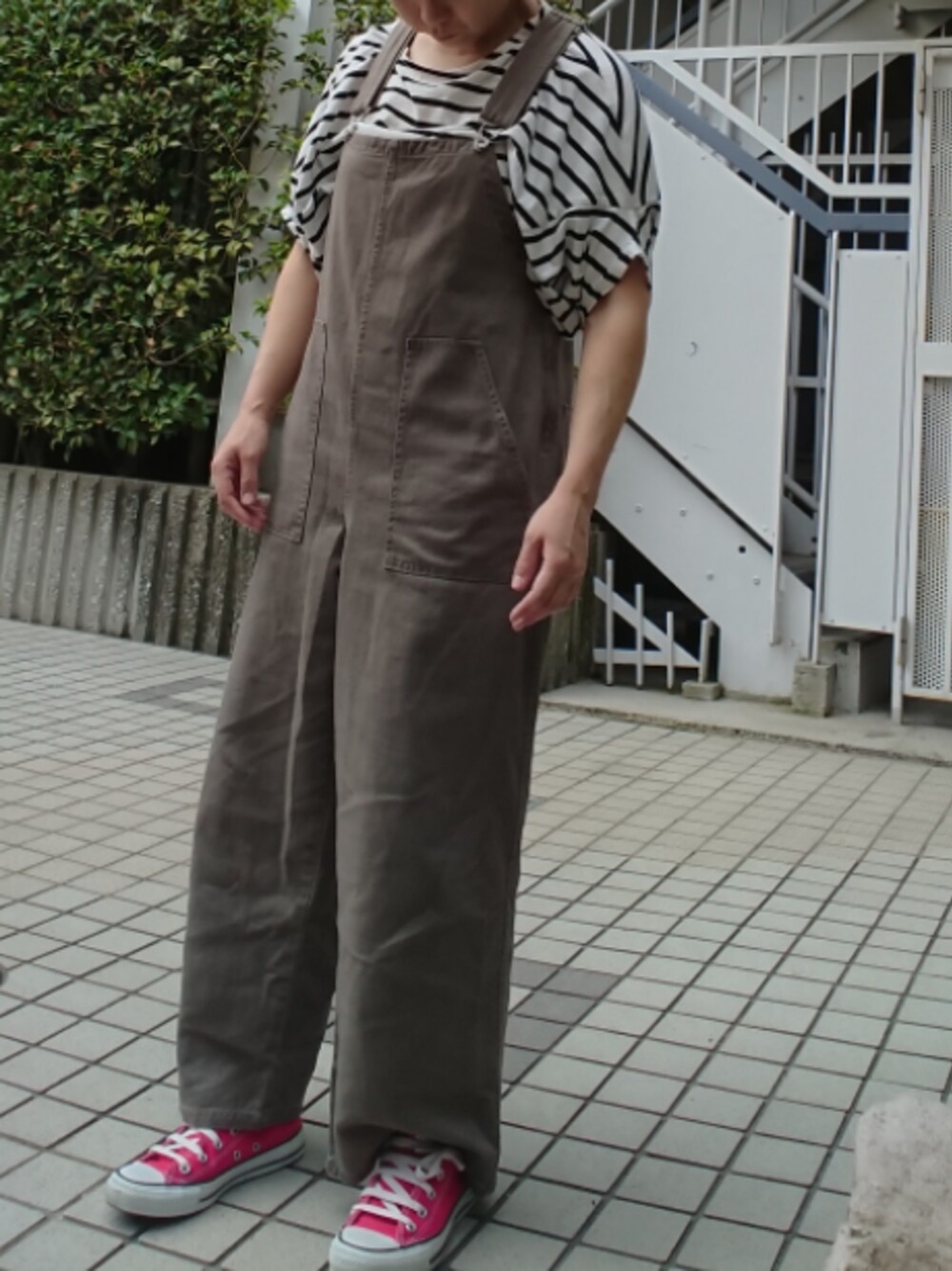 「通勤コーデ、シンプル、サロペット、ボーダー、ゆるコーデ、アラフォー、アラフォーコーデ、パンツスタイル、ねむい」｜「KBFのWEB限定　ワイドオーバーオール（サロペット/オーバーオール、グリーン系）」を使った、ミドコさん（レディース・155cm）の夏コーディネートの1枚目の写真