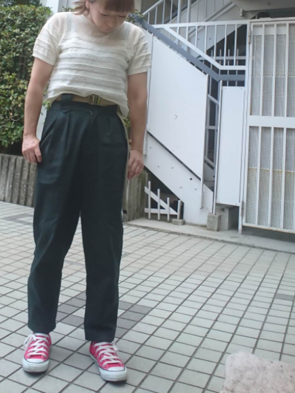 「パンツスタイル、KBF、出勤コーデ、ごちゃごちゃ、アラフォー、アラフォーコーデ、赤コンバース」｜「KBFのアイテム（ニット/セーター、ホワイト系）」を使った、ミドコさん（レディース・155cm）の夏コーディネートの1枚目の写真