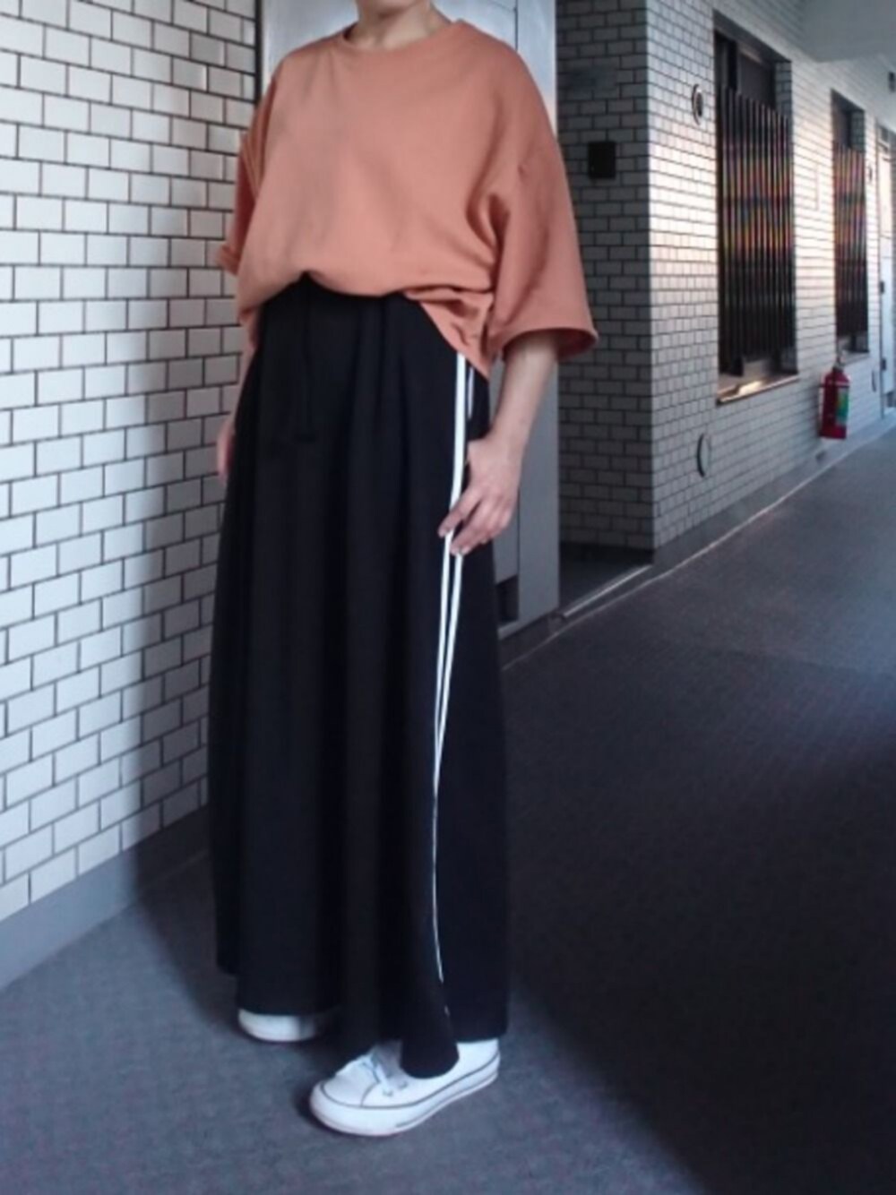 「通勤コーデ」｜「KBFのワイヤースリーブTEE（Tシャツ/カットソー、オレンジ系）」を使った、ミドコさん（レディース・155cm）の夏コーディネートの1枚目の写真