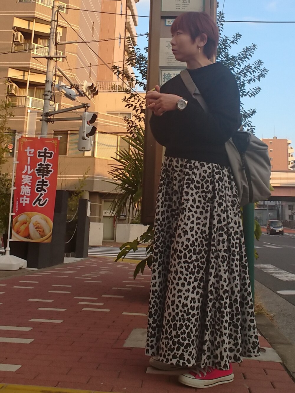 「シンプルおしゃれが好き、通勤コーデ、レオパード」｜「KBF+のKBF+ スエットトップス（スウェット、ブラック系）」を使った、ミドコさん（レディース・155cm）の秋コーディネートの1枚目の写真
