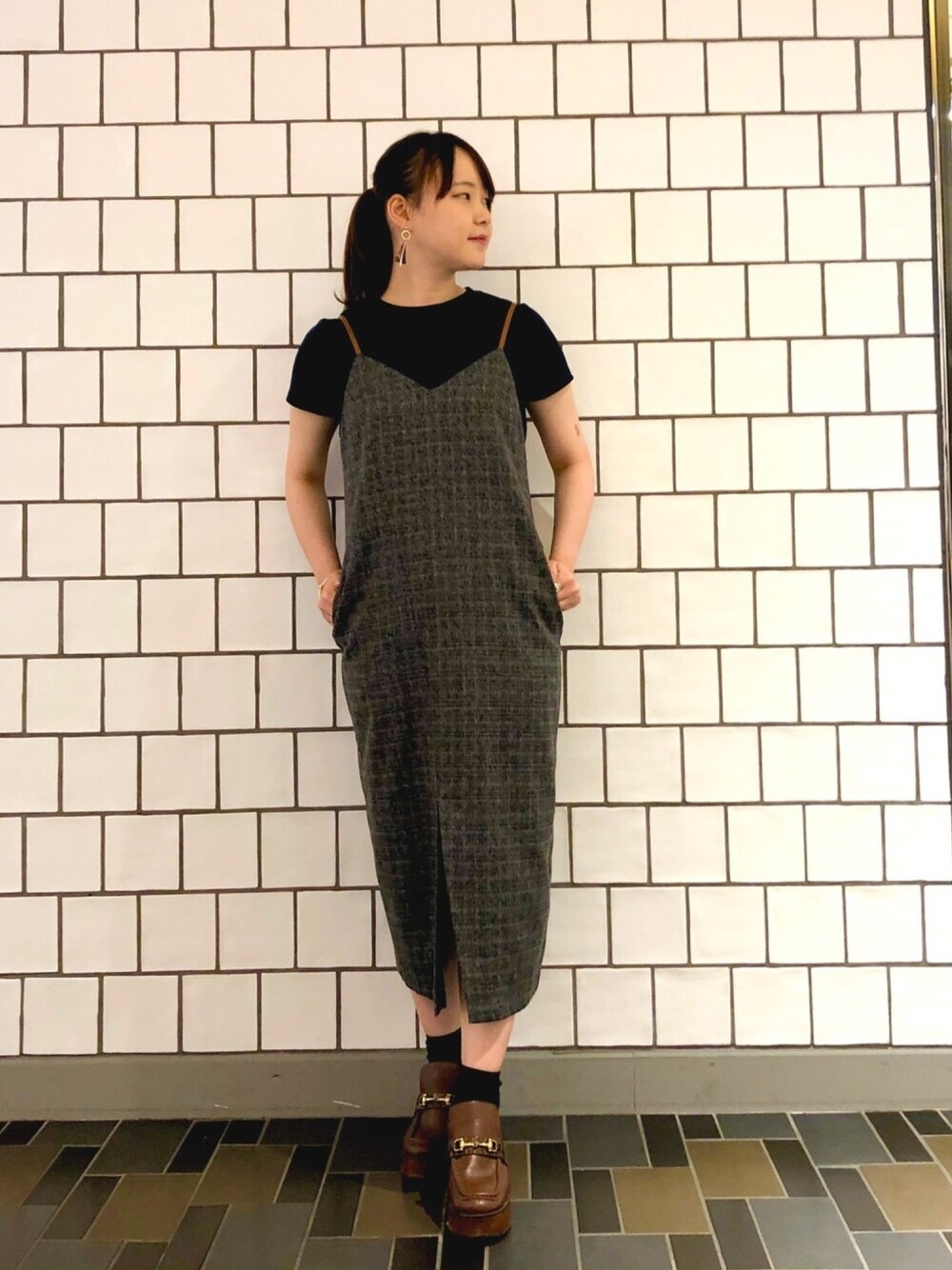 「大人カジュアル、秋コーデ、ラクチンコーデ、着回し抜群、ジャンスカ、ティーシャツ」｜「REDYAZELのコンパクトＴシャツ（Tシャツ/カットソー、ブルー系）」を使った、石川侑希さん（レディース・158cm）の秋コーディネートの1枚目の写真