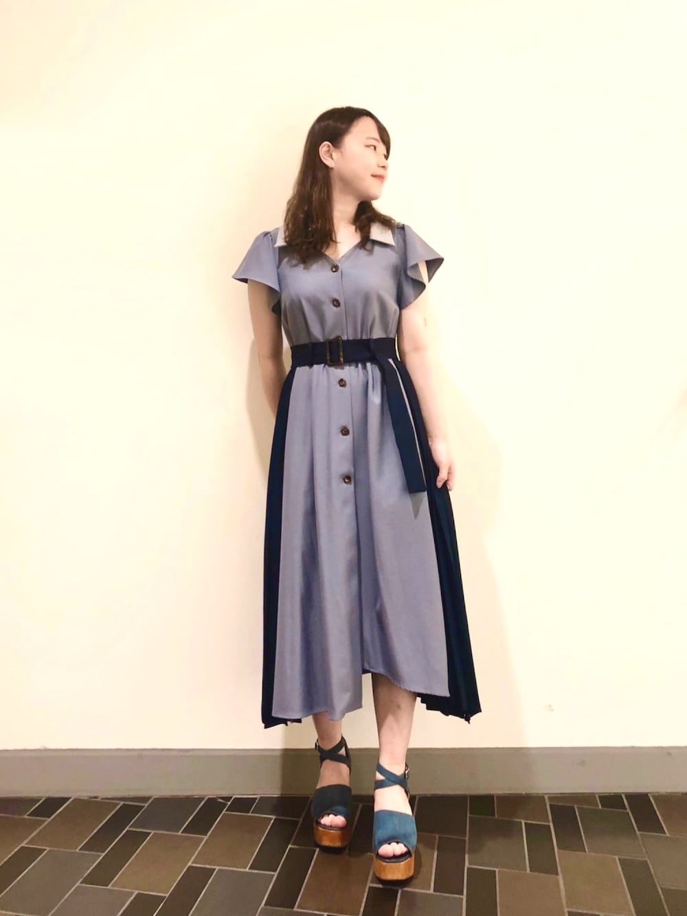 「RedyAzel、REDYAZEL(REDYAZEL)、ワンピース、サイドプリーツ、プリーツ、えりつきワンピース」｜「REDYAZELの半袖サイドプリーツワンピース（ワンピース、ブルー系）」を使った、石川侑希さん（レディース・158cm）の秋コーディネートの1枚目の写真