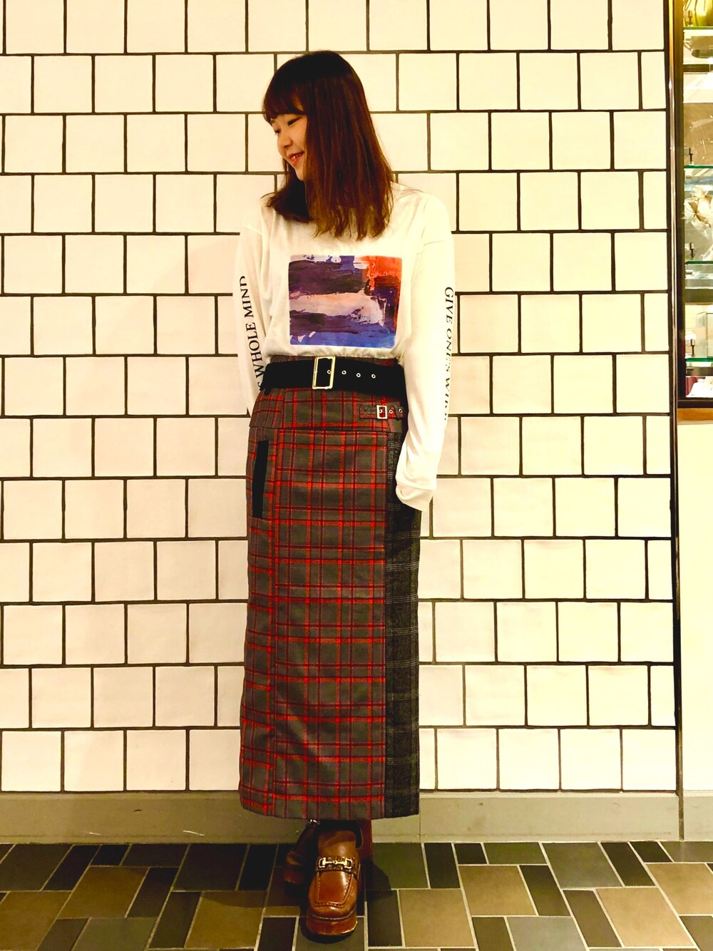 「秋コーデ、REDYAZEL(REDYAZEL)、RedyAzel、チェック、スカート、タイトスカート、ロングTシャツ、ロゴTシャツ、カジュアル」｜「REDYAZELのチェック配色タイトスカート（スカート、グレー系）」を使った、石川侑希さん（レディース・158cm）の秋コーディネートの1枚目の写真