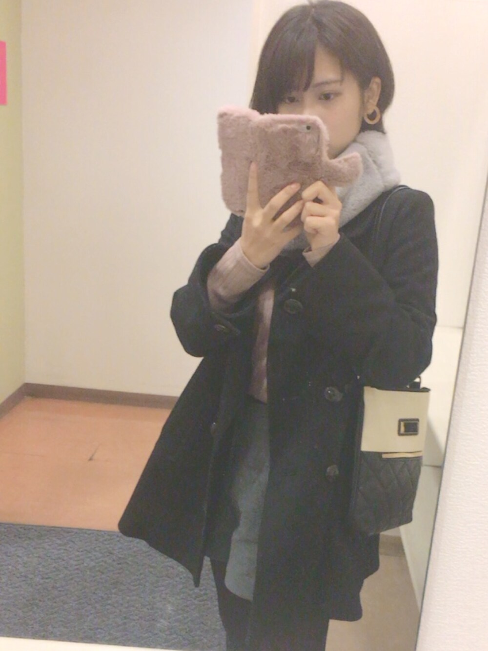 「シンプルコーデ、冬、春コーデ、ファー小物、ピンク、グレー、黒」｜「LOWRYS FARMのトタンテレコハイネック　729728 （Tシャツ/カットソー、ピンク系）」を使った、MYAOさん（レディース・160cm）の冬コーディネートの1枚目の写真