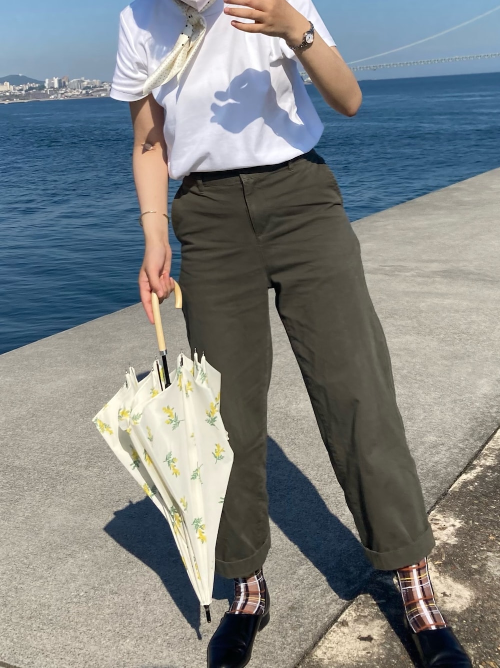 「無印良品のアイテム（チノパンツ、グリーン系）」を使った、uyuさん（レディース・163cm）の夏コーディネートの1枚目の写真