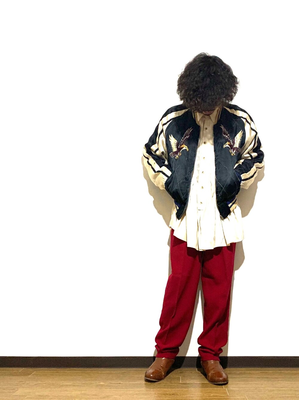 「部屋撮り、vintage、スカジャン、プリーツ、シャツ、シャツスタイル、スラックス、革靴、ブーツ、春コーデ」｜「VINTAGEのアイテム（スカジャン、ブラック系）」を使った、かいとさん（メンズ・165cm）の春コーディネートの1枚目の写真