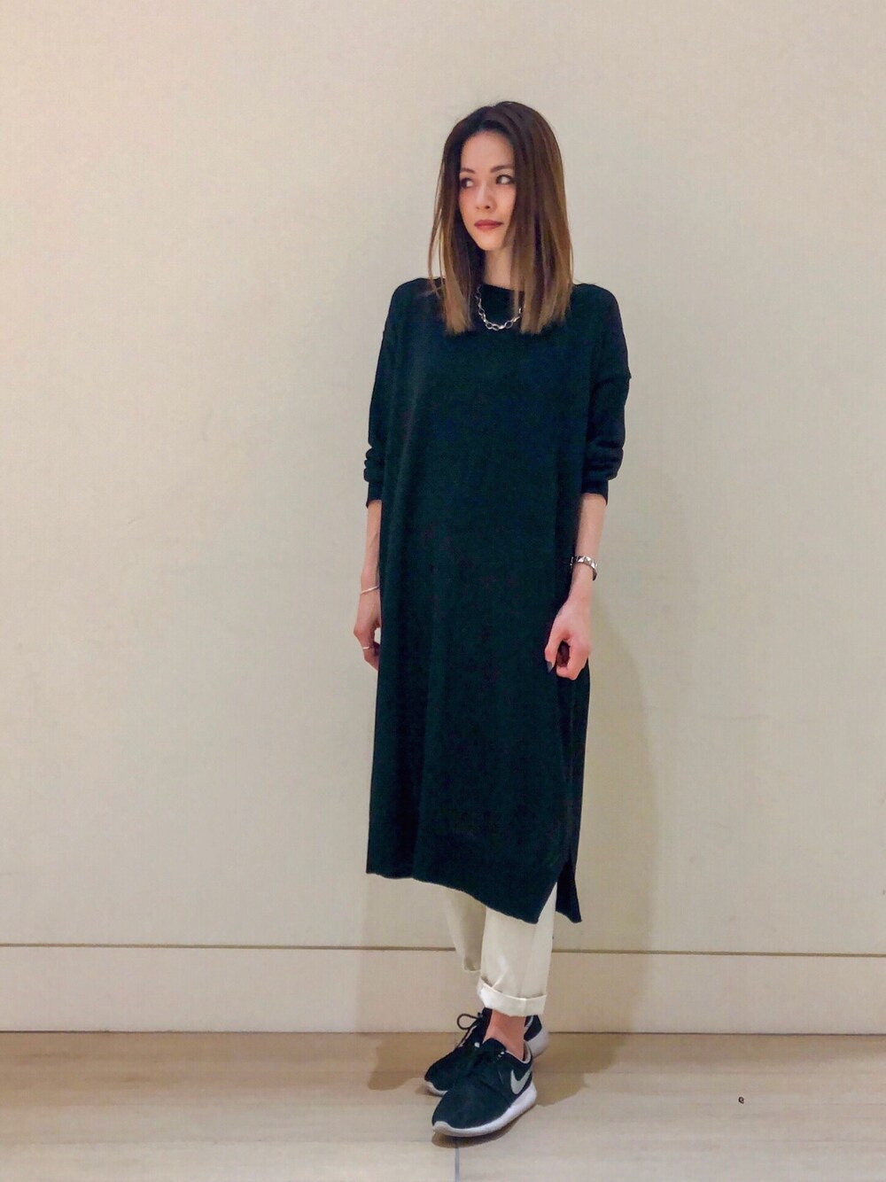 「大人カジュアル、きれいめカジュアル、カジュアル、シンプル、シンプルコーデ、オトナ女子、スニーカー、ニット、ワンピース、アメリカンホリック」｜「AMERICAN HOLICの裾スリットボートネックニットワンピース（ワンピース、ブラック系）」を使った、yuki_abeさん（レディース・161cm）の冬コーディネートの1枚目の写真