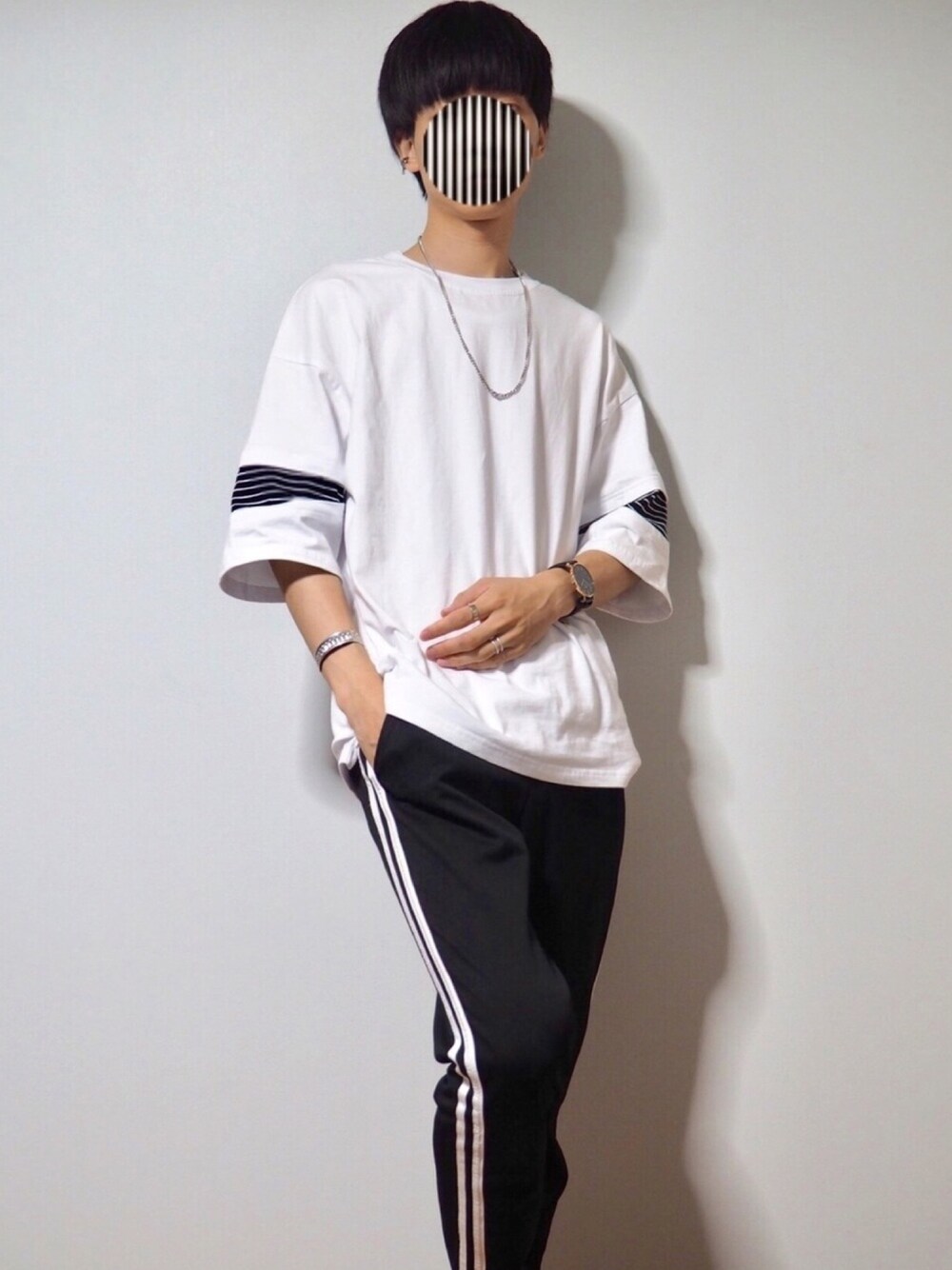 「シンプル、カジュアルコーデ、ラフ、カジュアル、モノトーンコーデ、ビッグT、Tシャツ、ショルダーバッグ、Herden、Taiwan」｜「MONO-MARTのスリムスキニーラインパンツ/ジョガーラインパンツ/ワイドラインパンツ(アクティブストレッチ仕様)（その他パンツ、ブラック系）」を使った、たかしさん（メンズ・172cm）の夏コーディネートの1枚目の写真