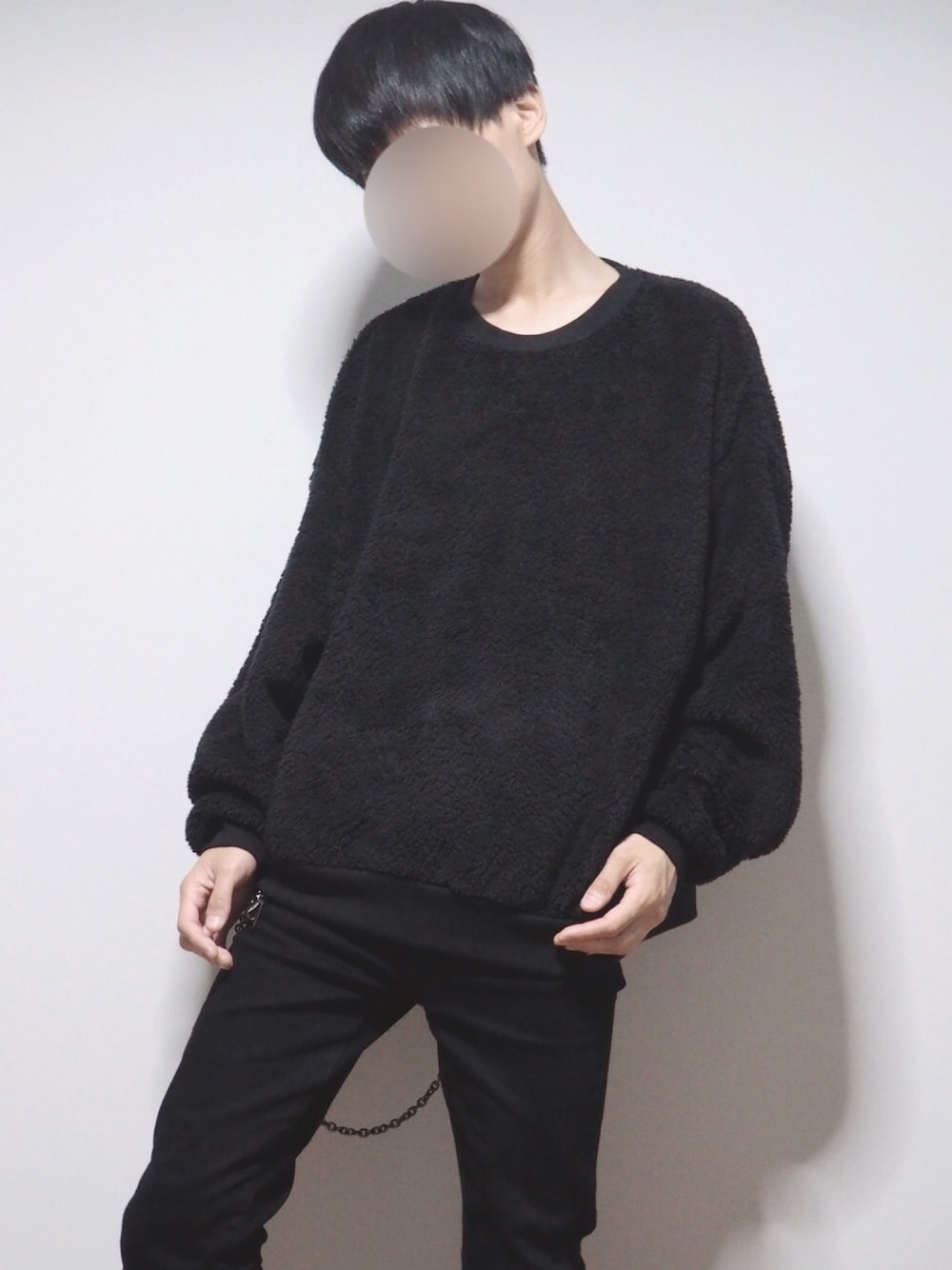 「シンプル、秋、プチプラコーデ、カジュアル、黒、スキニー、スタイルアップ、毛衣、寬鬆」｜「INTER FACTORYのWEARISTA tai × INTER FACTORY　シェルパフリースビッグスウェット（スウェット、ブラック系）」を使った、たかしさん（メンズ・172cm）の秋コーディネートの1枚目の写真