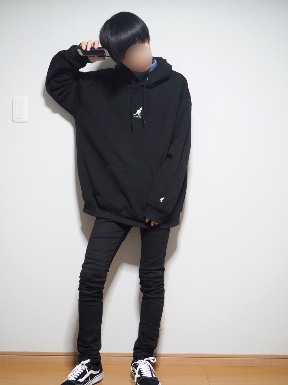 「やっぱりストリートが好き、ブラック、street、スニーカー、VANS、秋、KANGOL、sitry、全身黒、EMMA  CLOTHES」｜「KANGOLの【KANGOL】 WEB限定 別注 ビッグシルエット ミニロゴ刺繍  スウェット プルオーバーパーカー（パーカー、ブラック系）」を使った、たかしさん（メンズ・172cm）の秋コーディネートの1枚目の写真