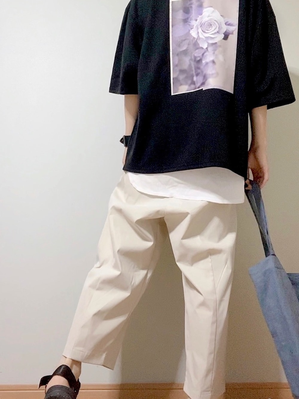 「ゆるコーデ、オーバーサイズ、夏、GUコーデ、ブラック、バラ柄、Tシャツ、台湾、remer、白パンツ」｜「remerのremer original linen tote bag/オリジナルリネントートバッグ（トートバッグ、ブルー系）」を使った、たかしさん（メンズ・172cm）の夏コーディネートの1枚目の写真